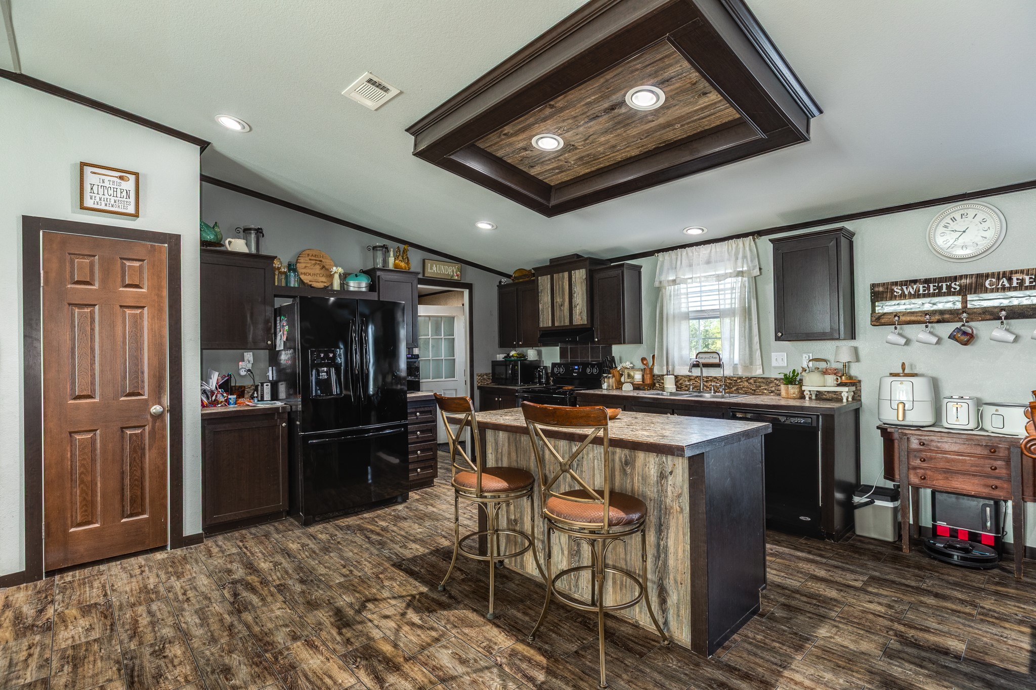 9120 County Road 196, Liverpool, TX 77577