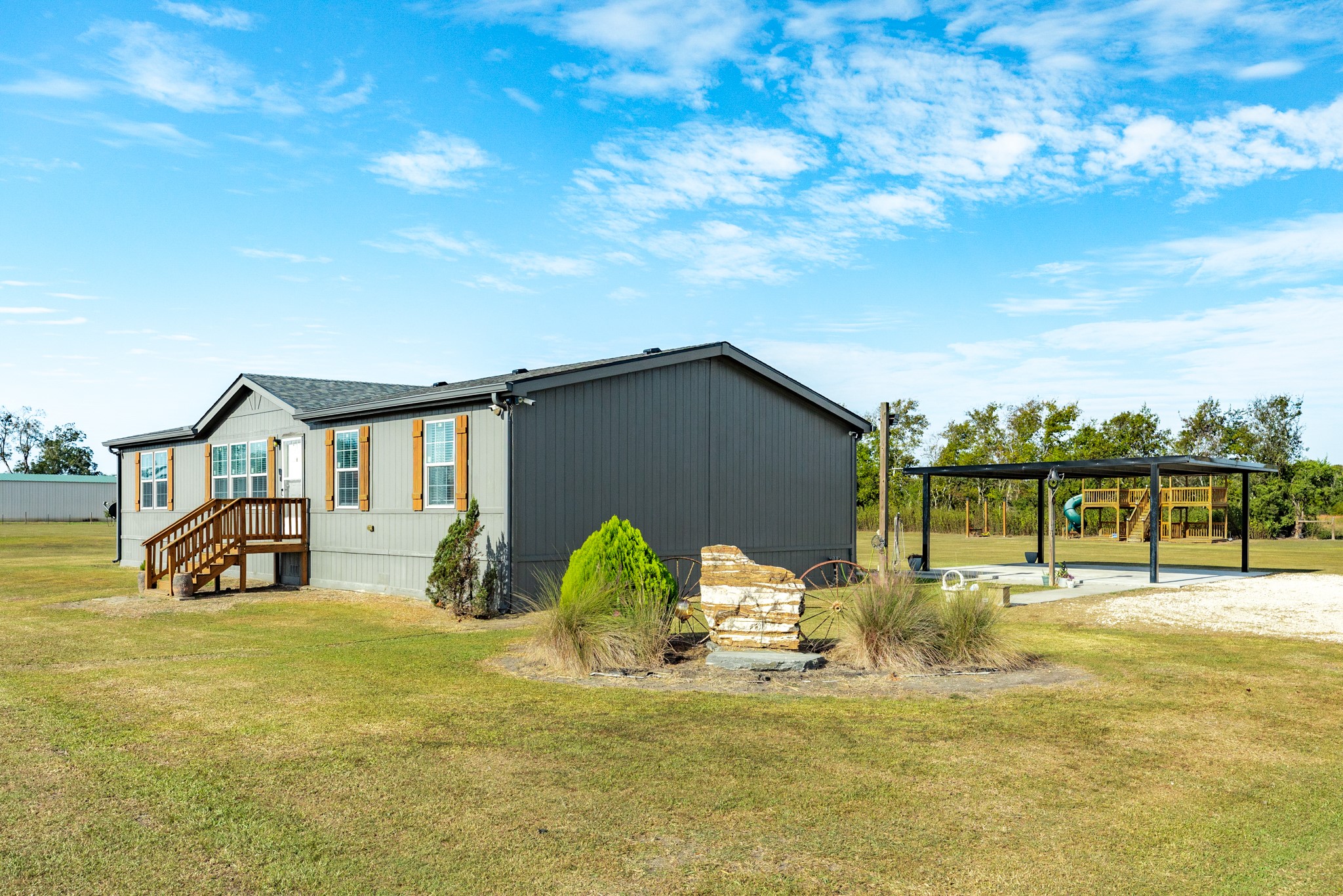 9120 County Road 196, Liverpool, TX 77577