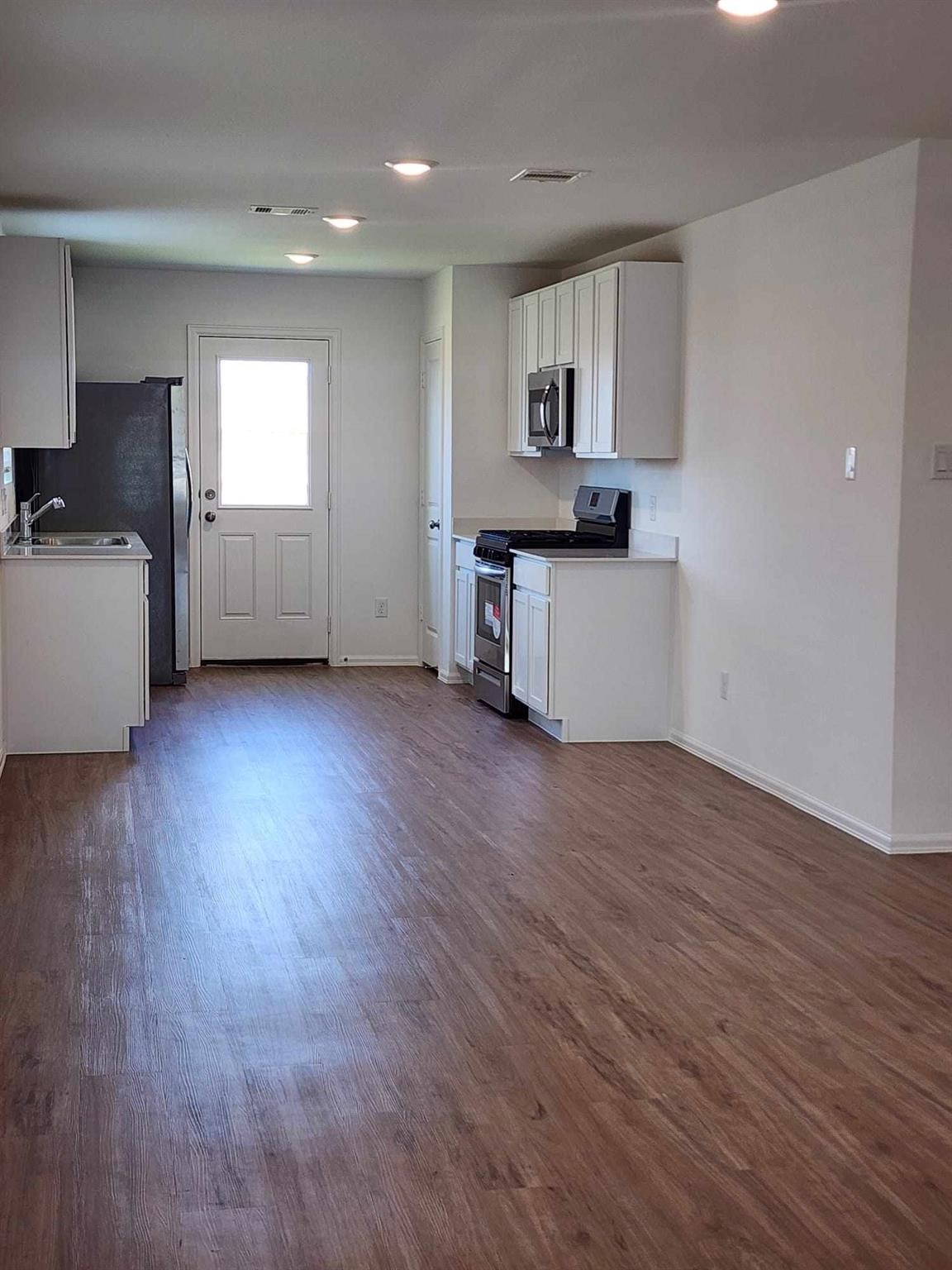 9122 Burnet Fields Drive, Baytown, TX 77521 9122 Burnet Fields Drive, Baytown, TX 77521