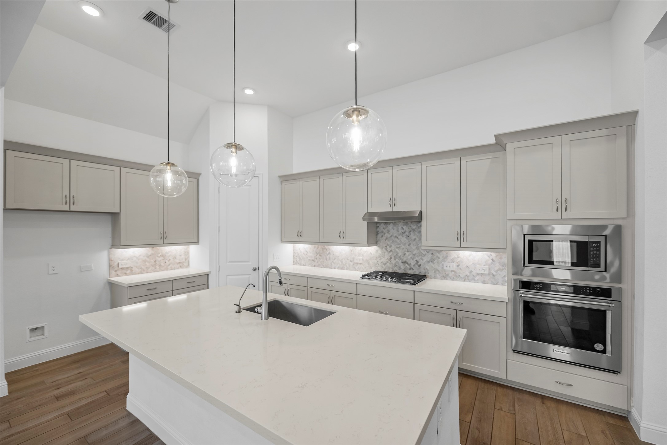 Welcome Home to 15722 Rosemary Hill Ln. Welcome Home to 15722 Rosemary Hill Ln.
