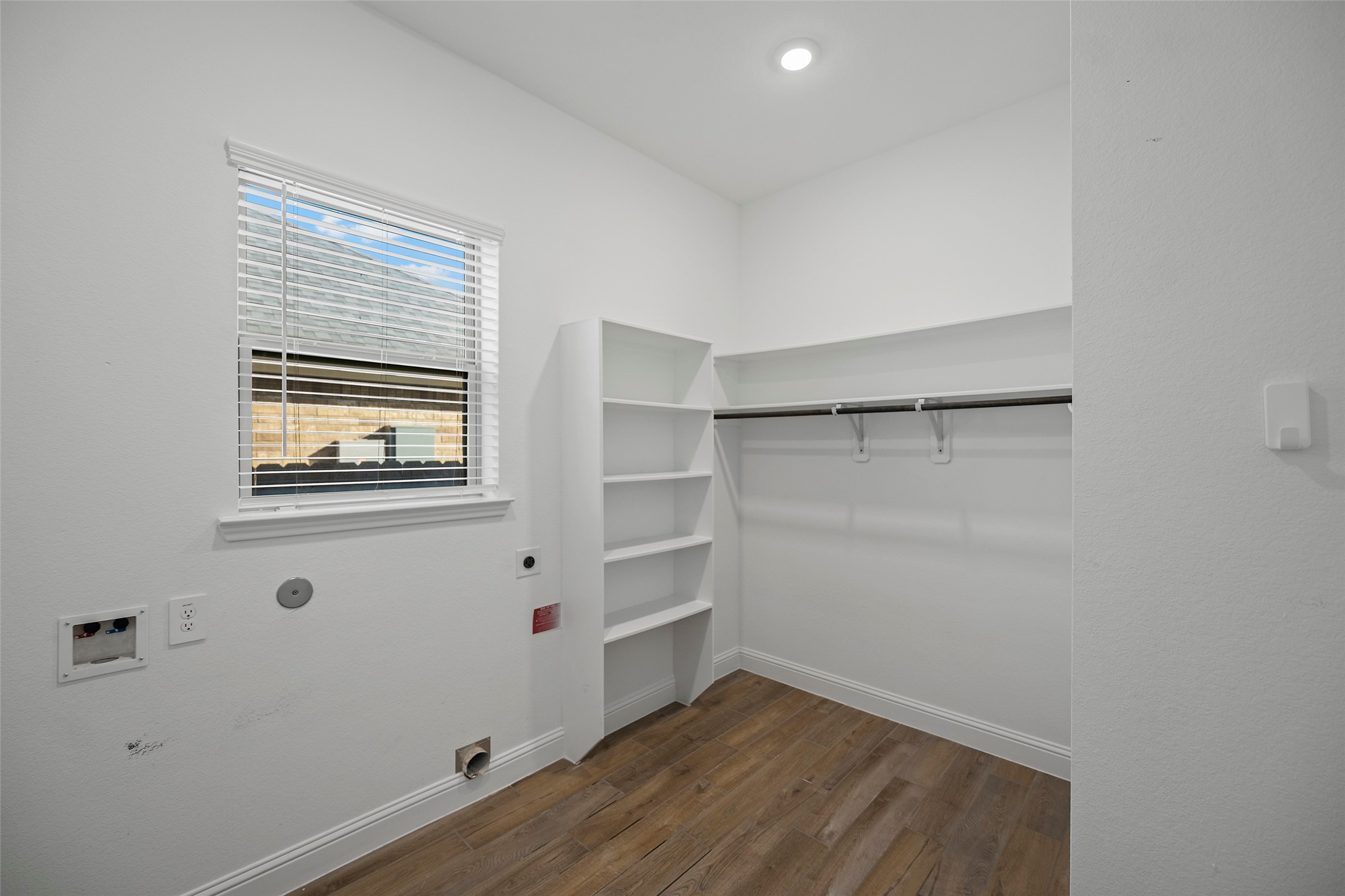 Look at the size of the utility room!!!