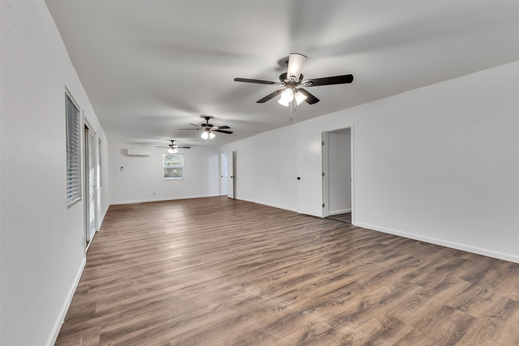 4926 Dollar Reef Drive, Bacliff, TX 77518