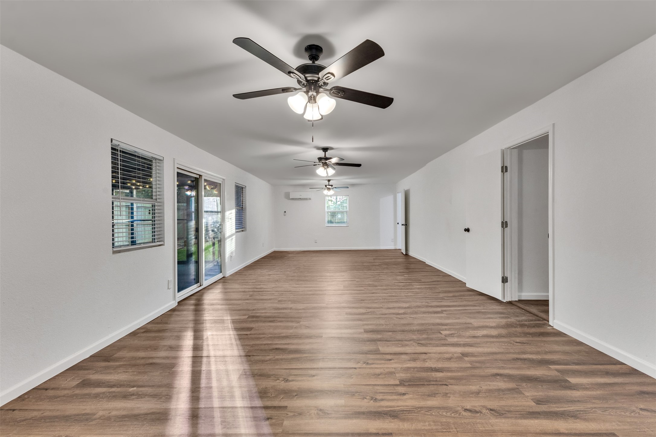 4926 Dollar Reef Drive, Bacliff, TX 77518