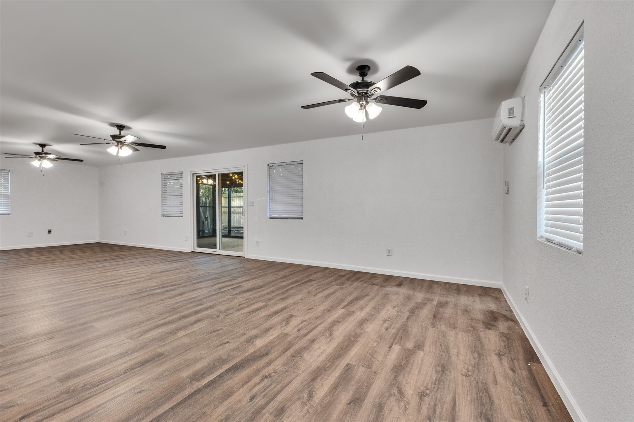 4926 Dollar Reef Drive, Bacliff, TX 77518