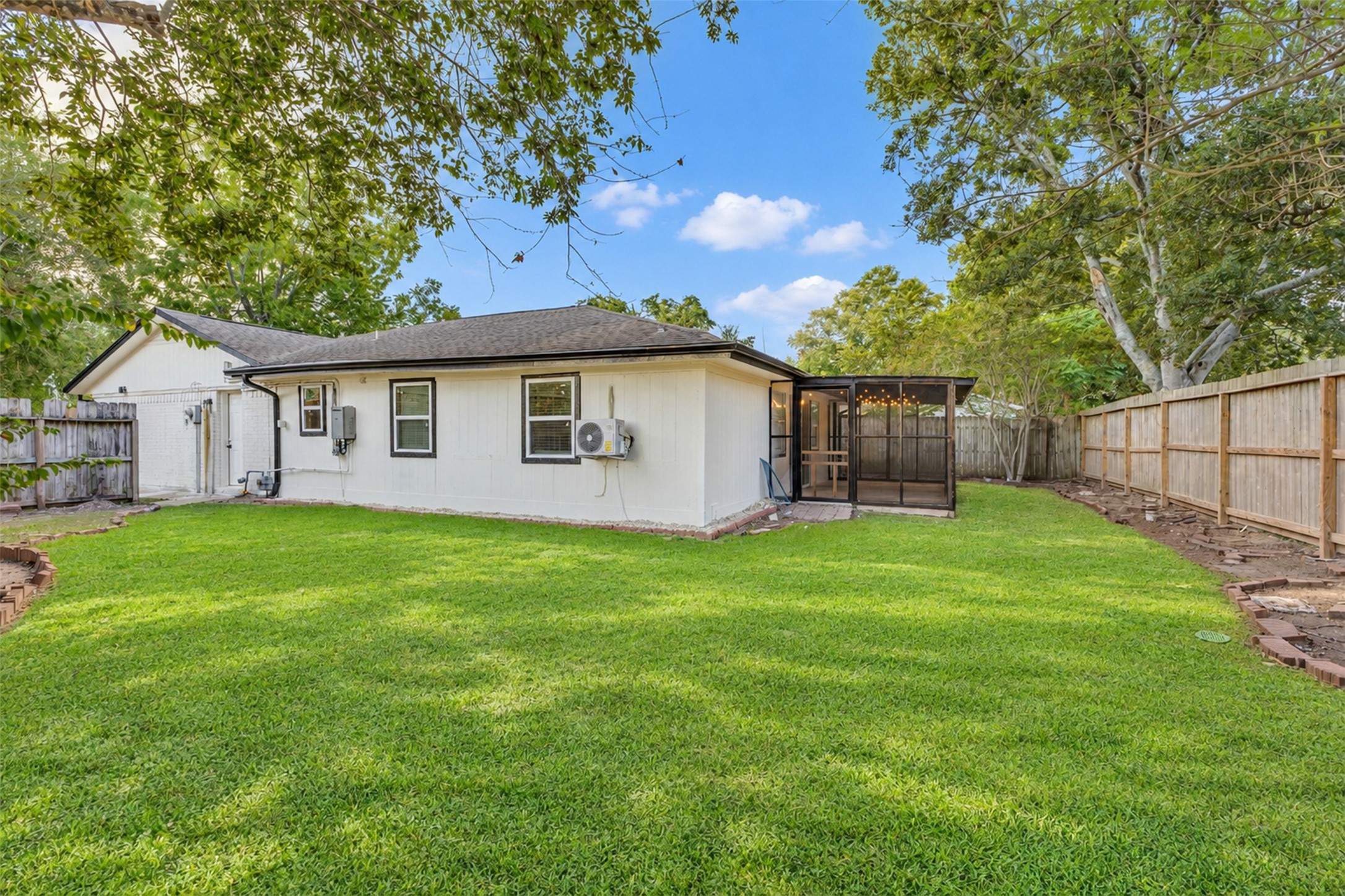4926 Dollar Reef Drive, Bacliff, TX 77518