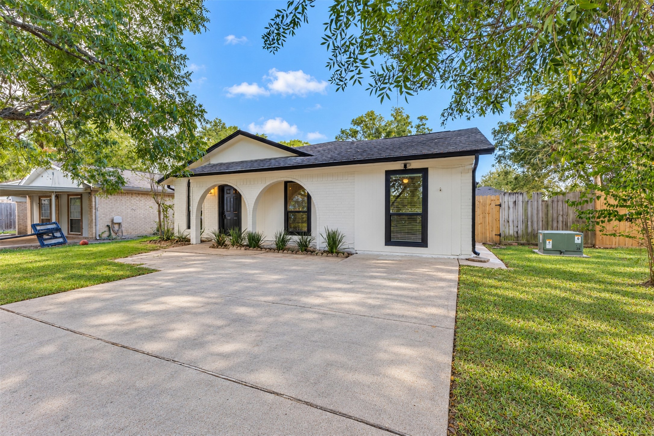 4926 Dollar Reef Drive, Bacliff, TX 77518