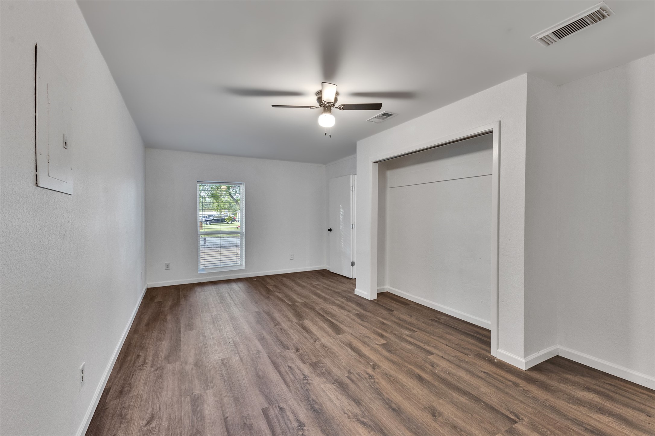 4926 Dollar Reef Drive, Bacliff, TX 77518