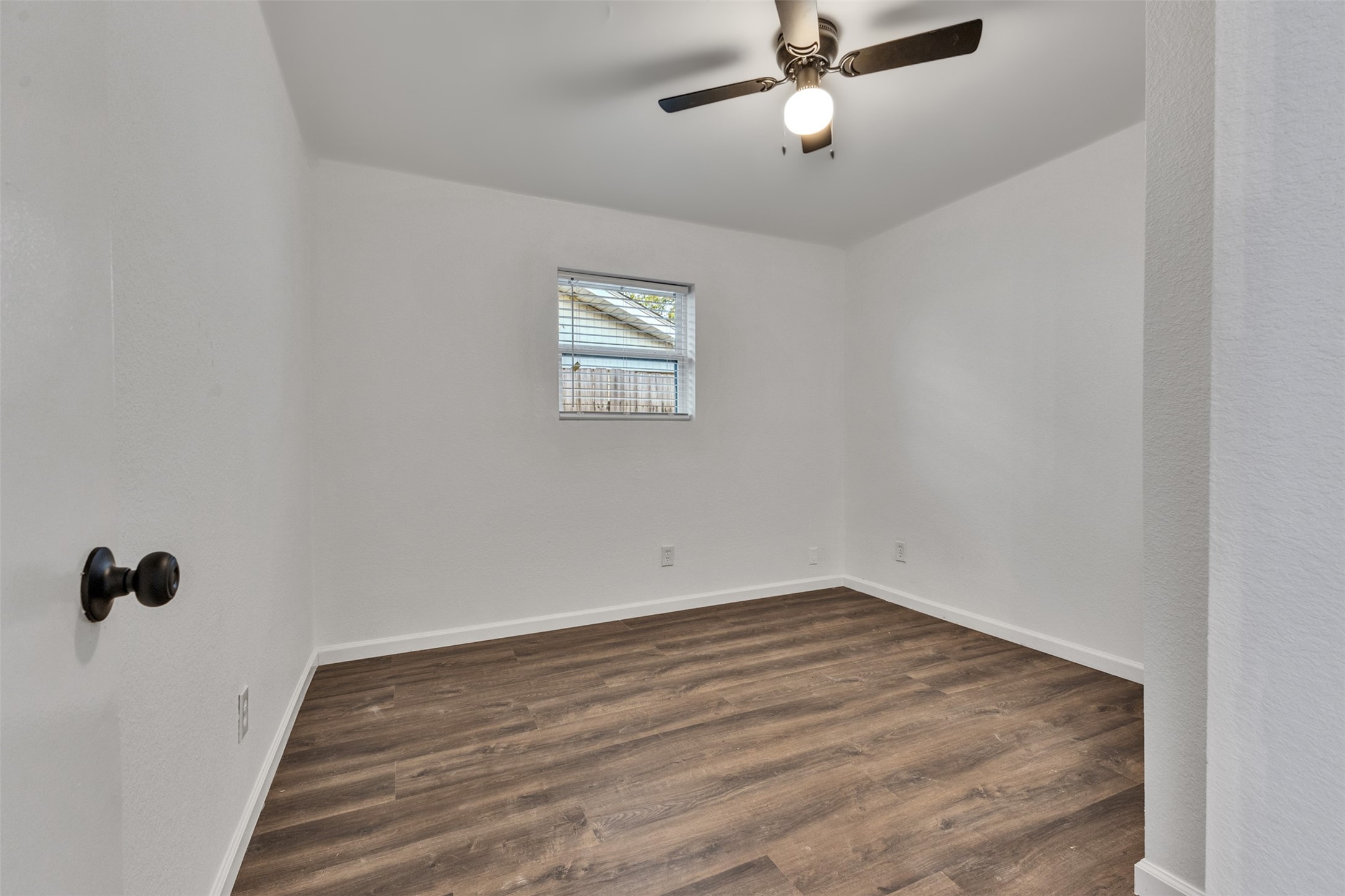 4926 Dollar Reef Drive, Bacliff, TX 77518