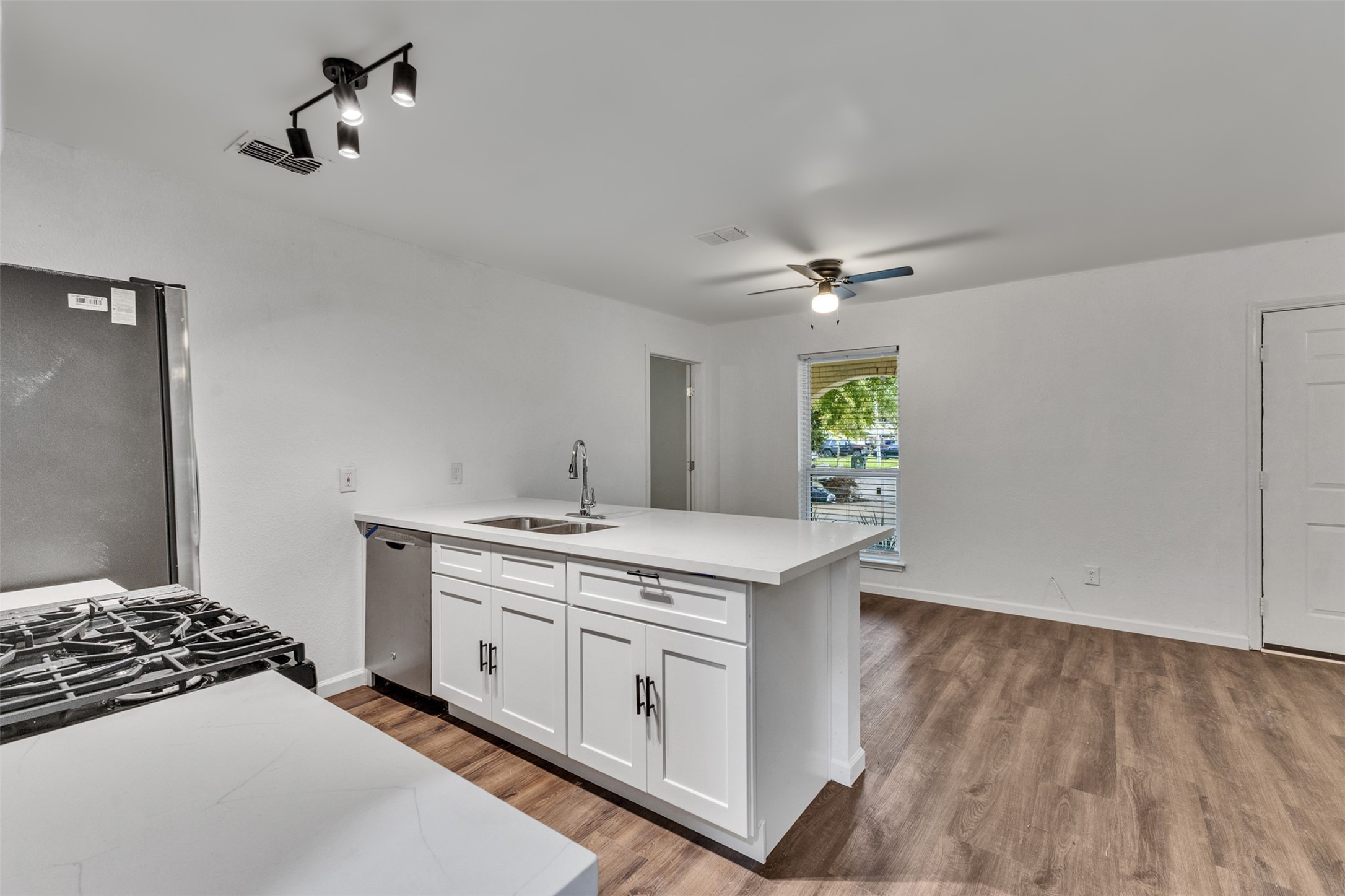 4926 Dollar Reef Drive, Bacliff, TX 77518