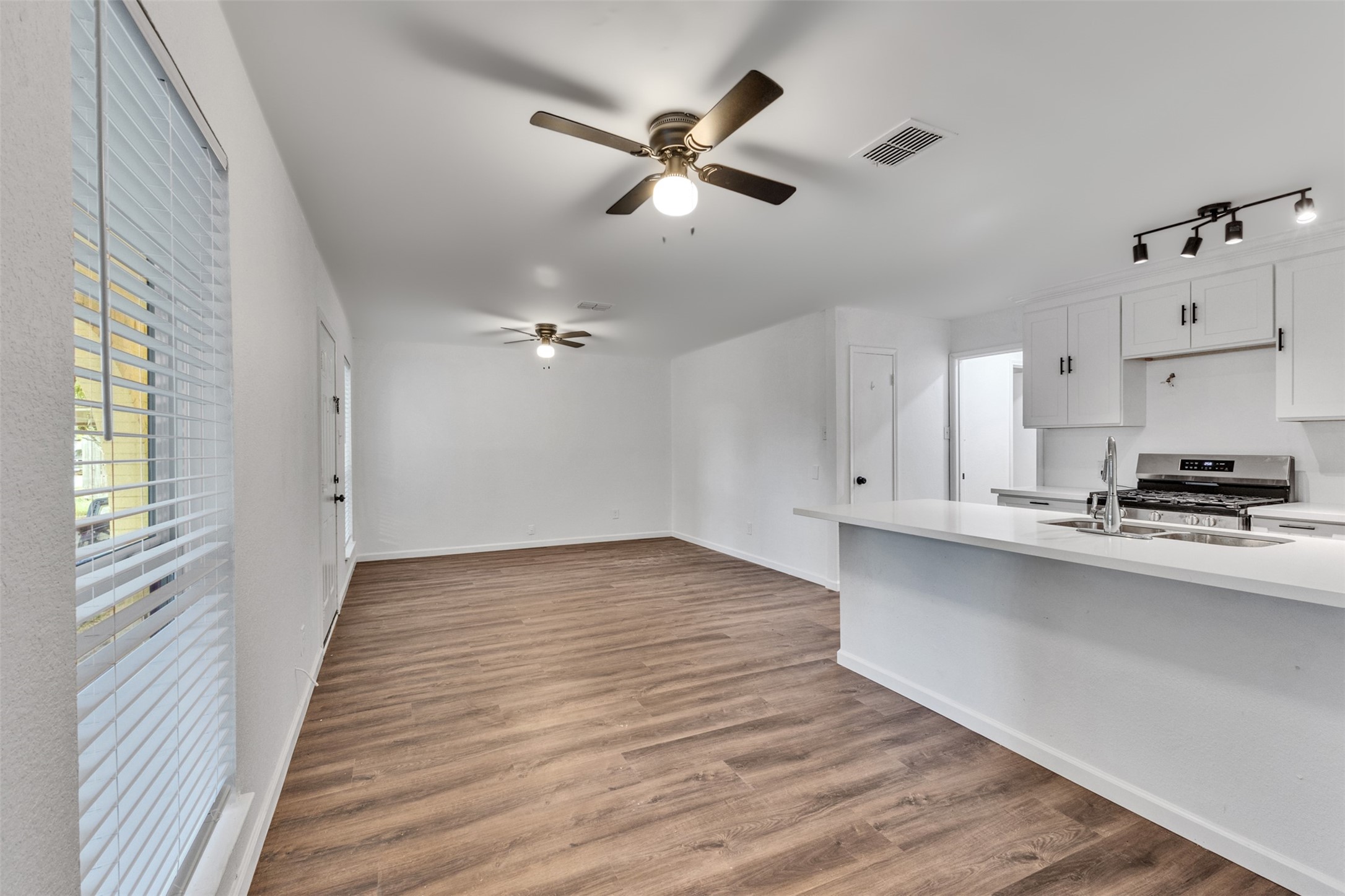 4926 Dollar Reef Drive, Bacliff, TX 77518