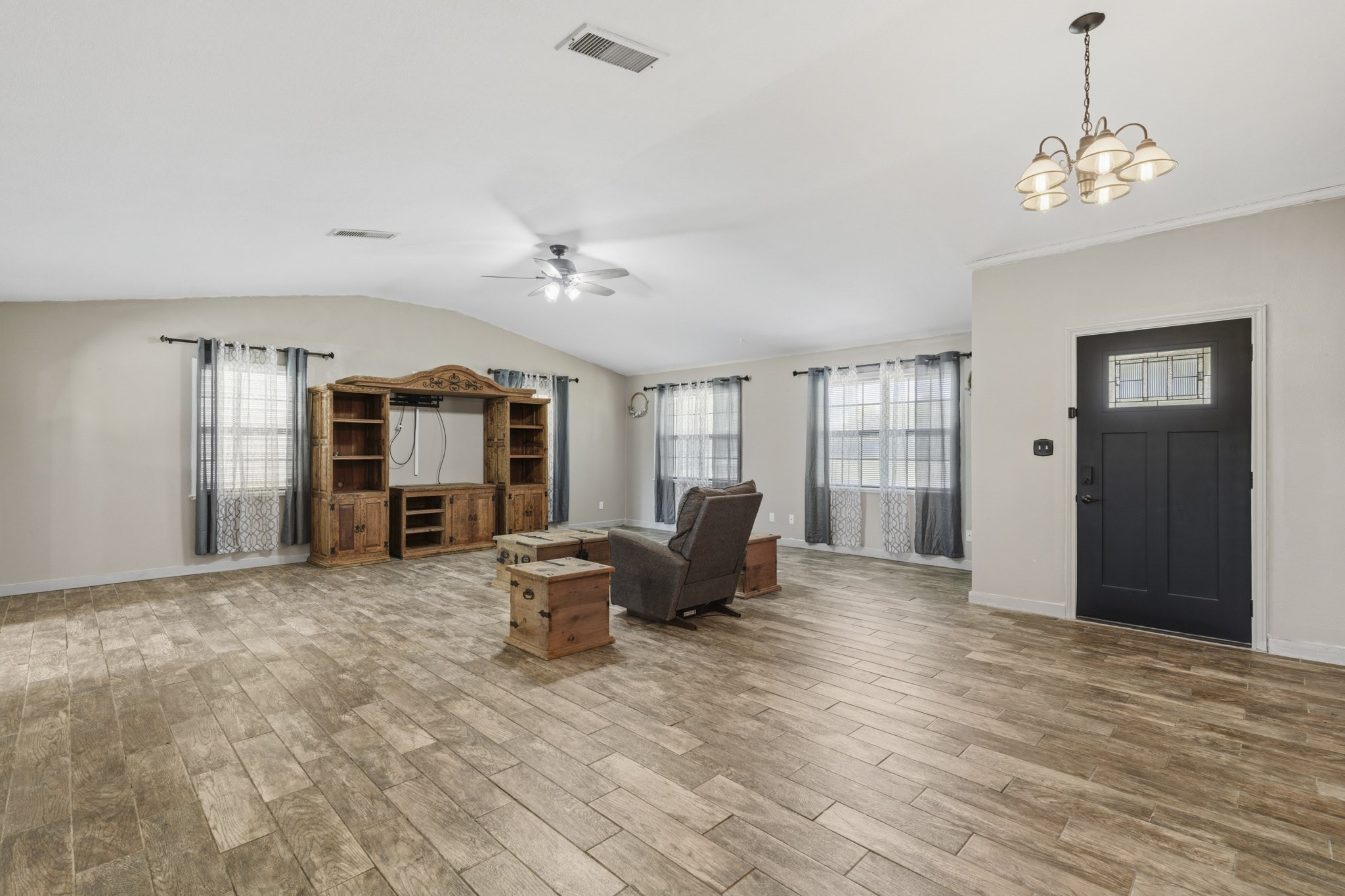 Abundant natural light, and a ceiling fan, perfect for relaxation or entertainment. Abundant natural light, and a ceiling fan, perfect for relaxation or entertainment.