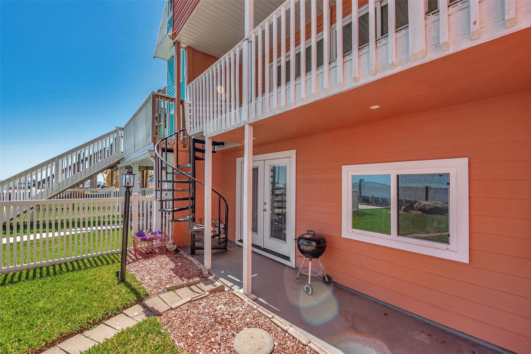 3 Tiki Circle, Tiki Island, TX 77554