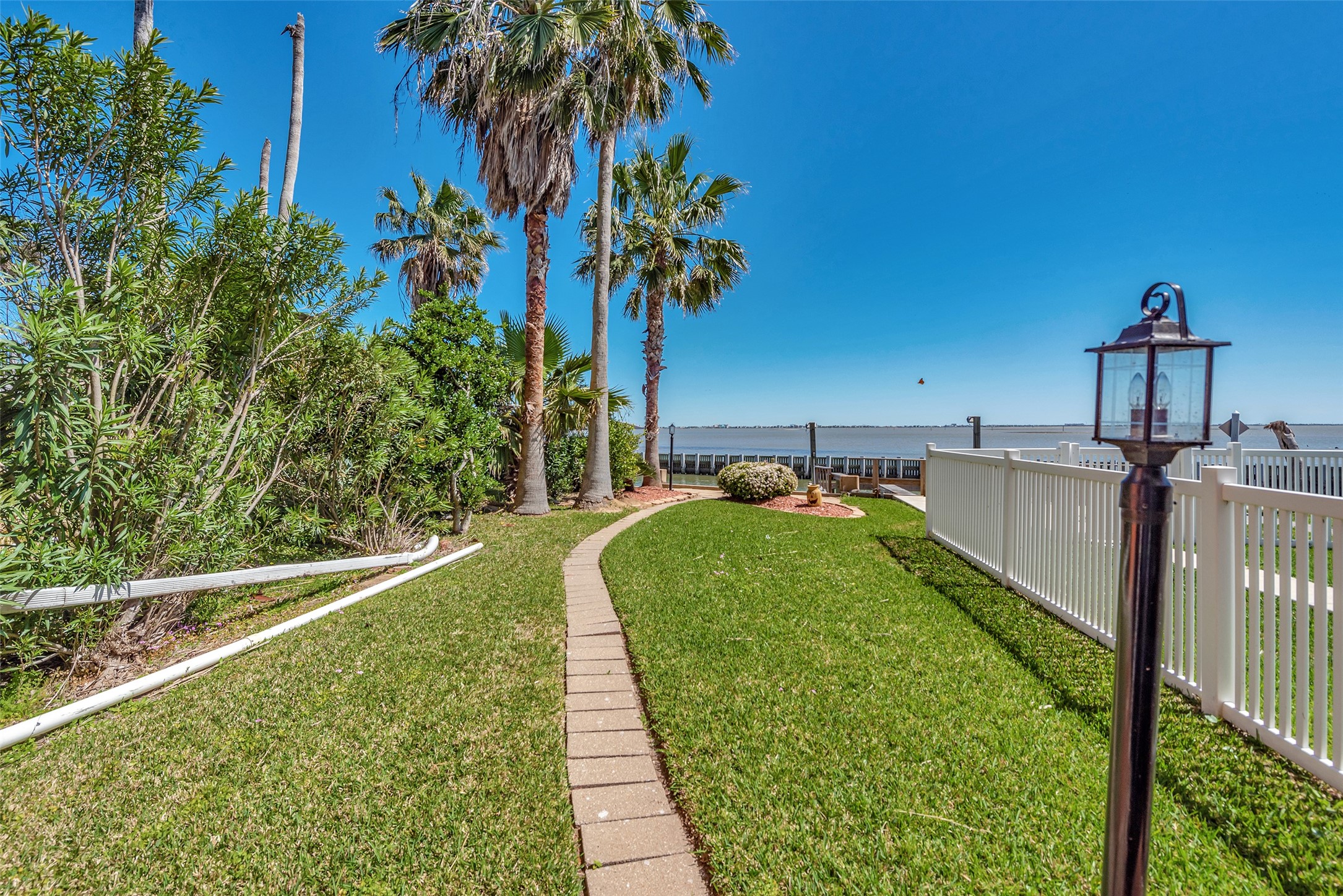 3 Tiki Circle, Tiki Island, TX 77554