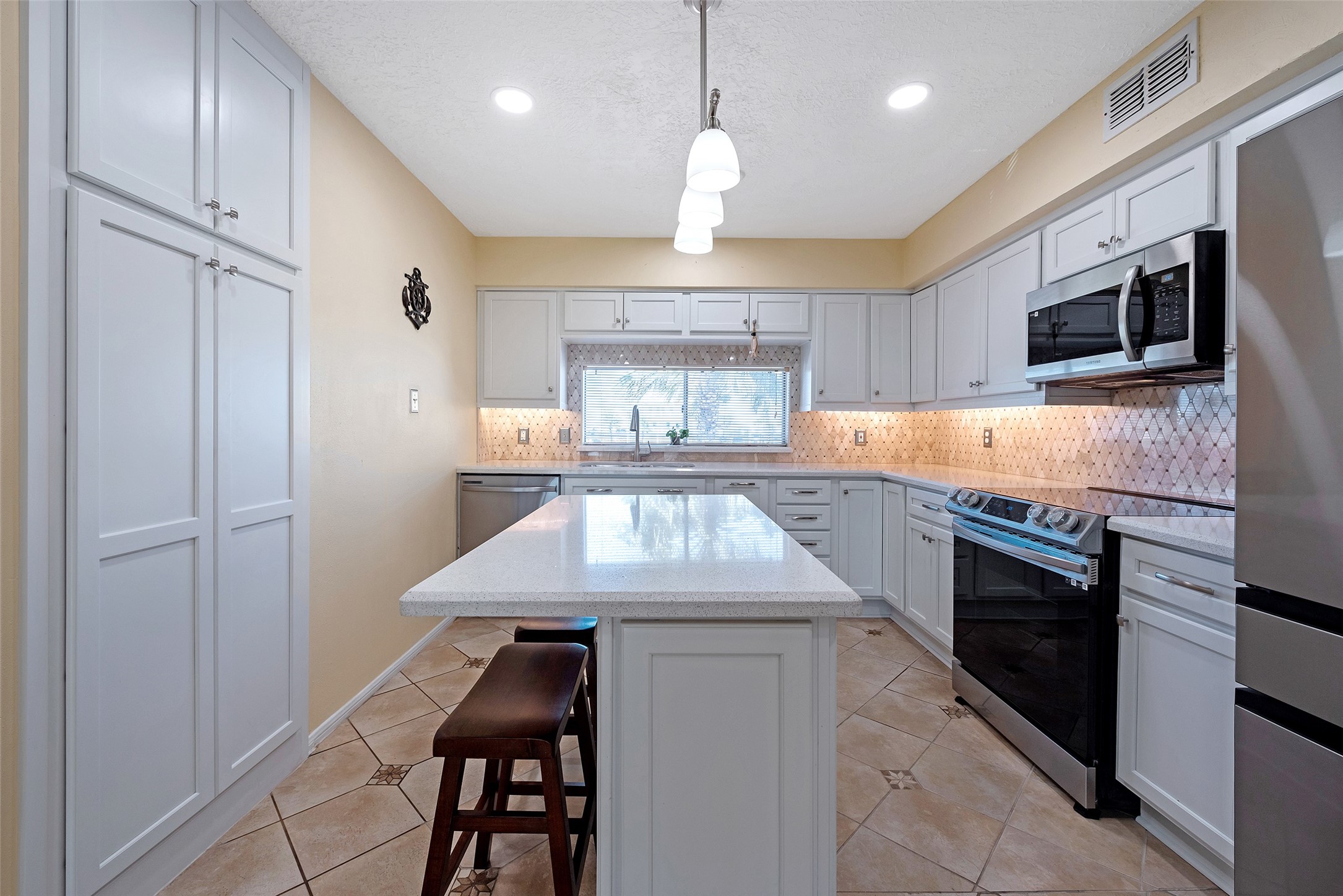 3 Tiki Circle, Tiki Island, TX 77554