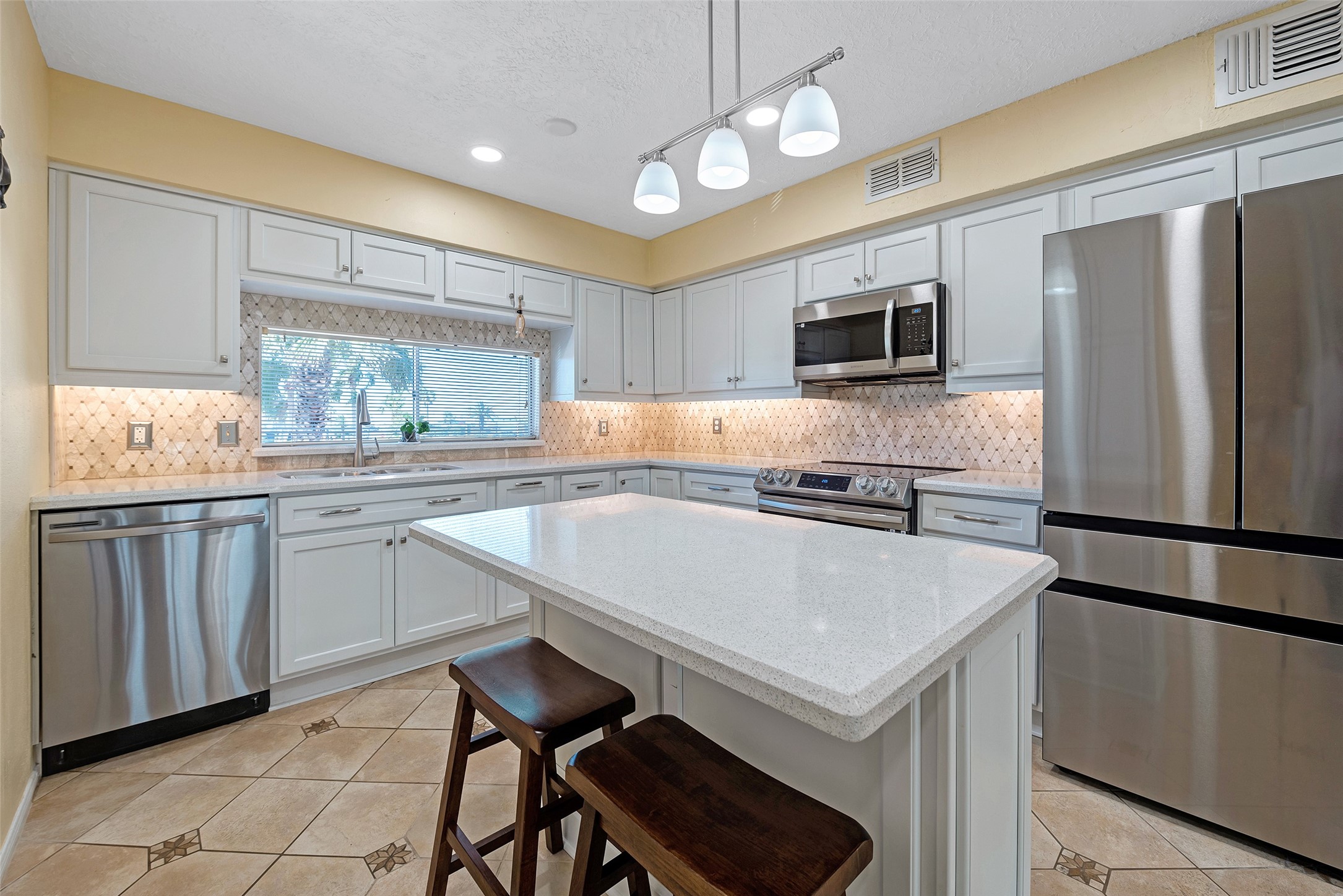 3 Tiki Circle, Tiki Island, TX 77554