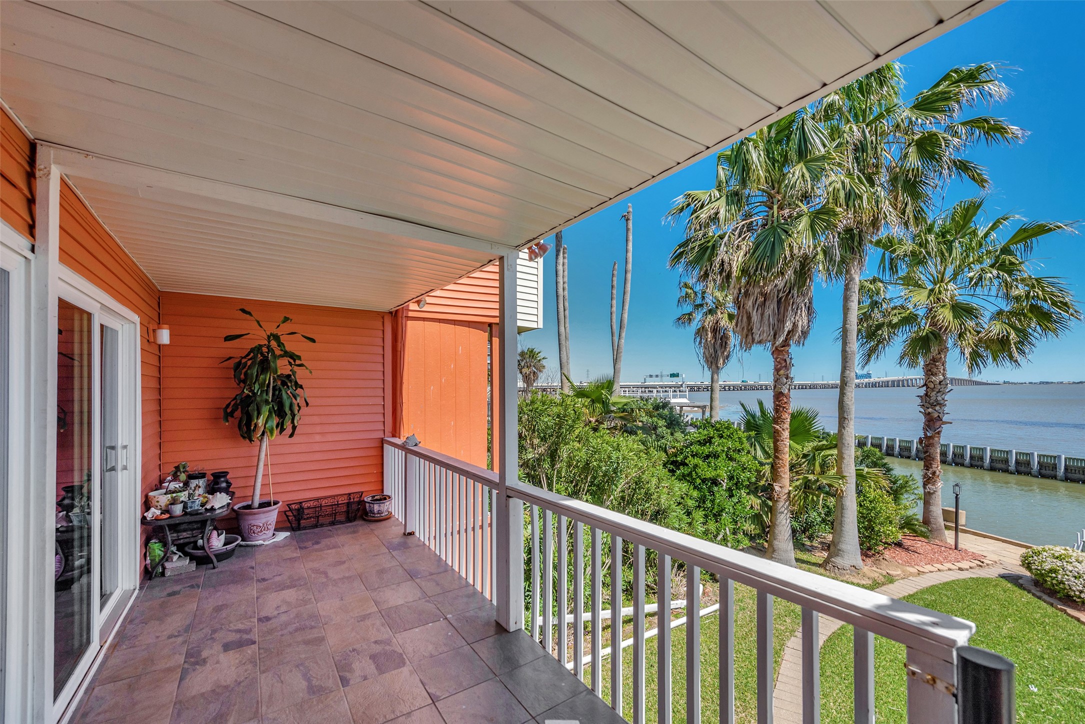3 Tiki Circle, Tiki Island, TX 77554
