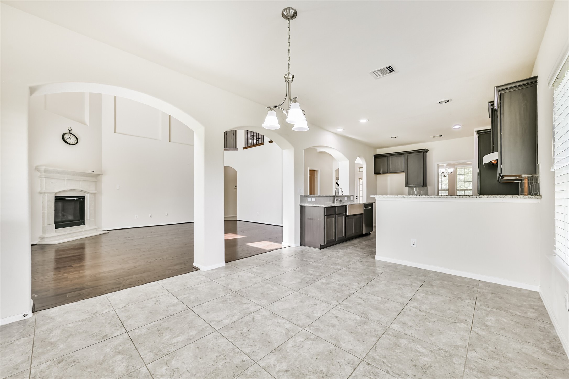 Bright and inviting breakfast area with tiled flooring, seamlessly connected to the kitchen, perfect for casual dining and morning coffee.