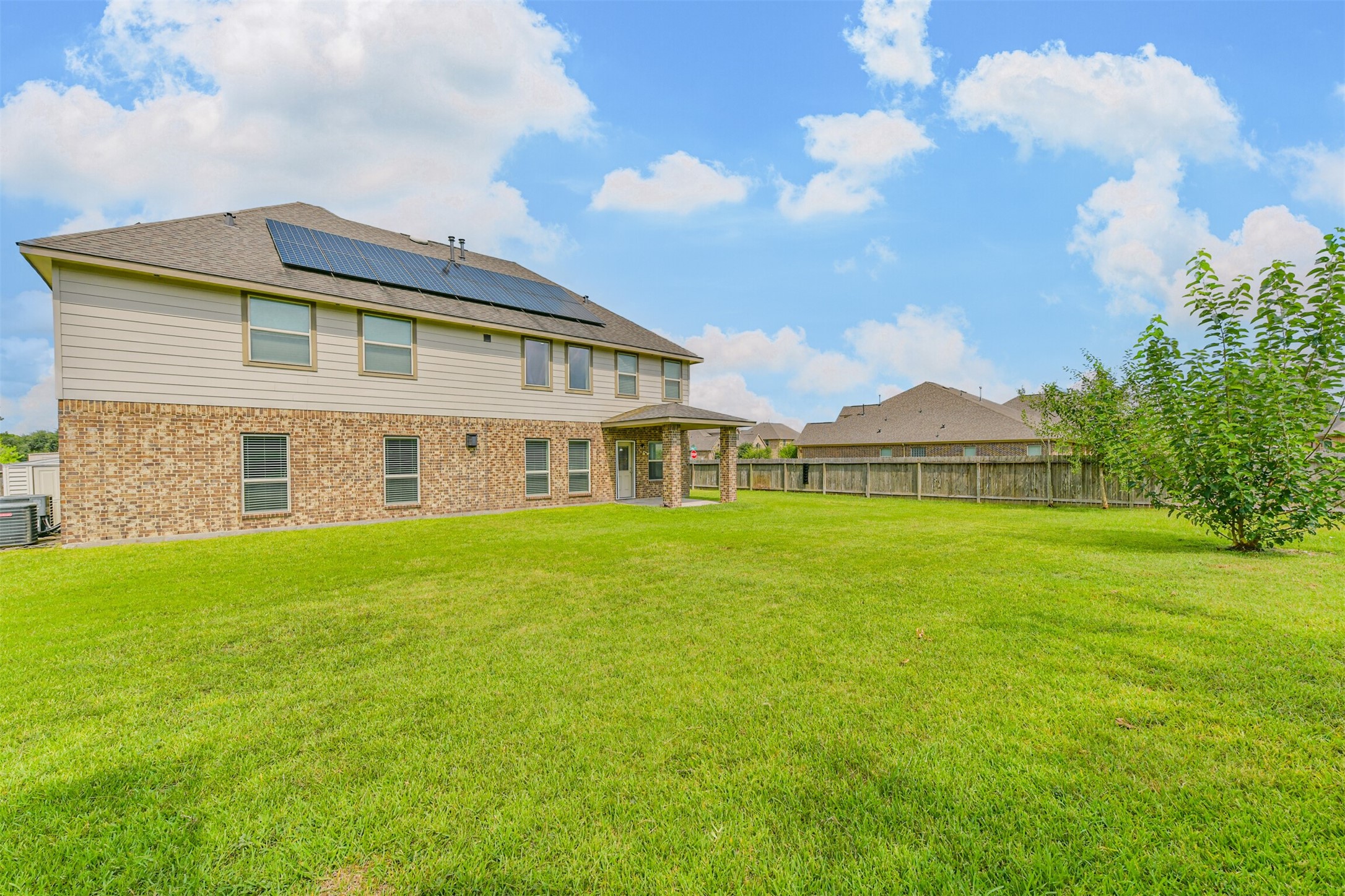 Spacious backyard. Your dream outdoor space is right here!