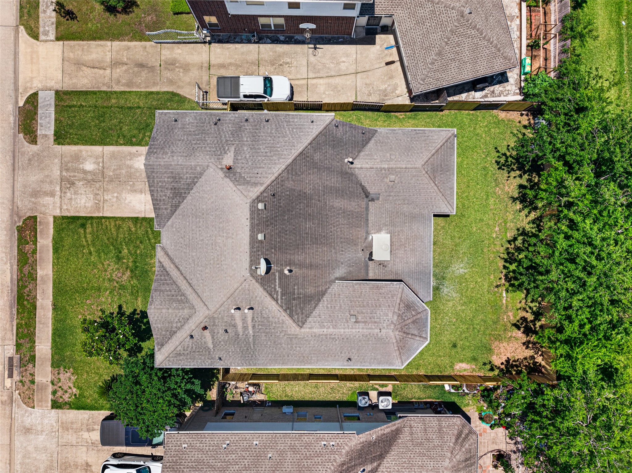 From this aerial perspective, you can see the expansive green space and the property's generous proportions, highlighting its prime position within this quiet, established community.