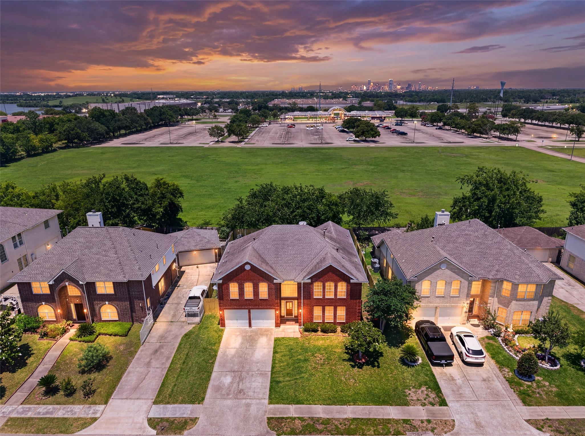 Situated in a prime Houston location, this home offers unparalleled convenience near major highways, top schools, and the community lake. Situated in a prime Houston location, this home offers unparalleled convenience near major highways, top schools, and the community lake.