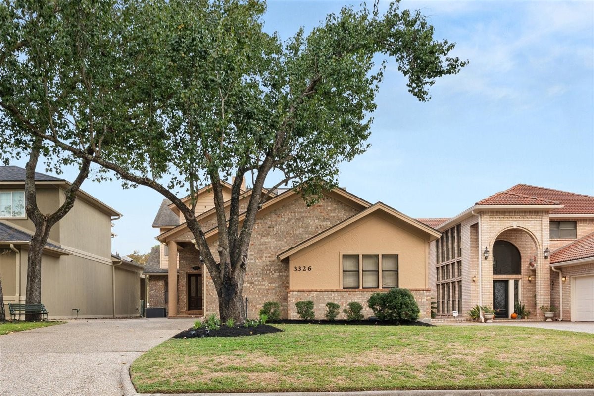 Front of home with extra space for parking