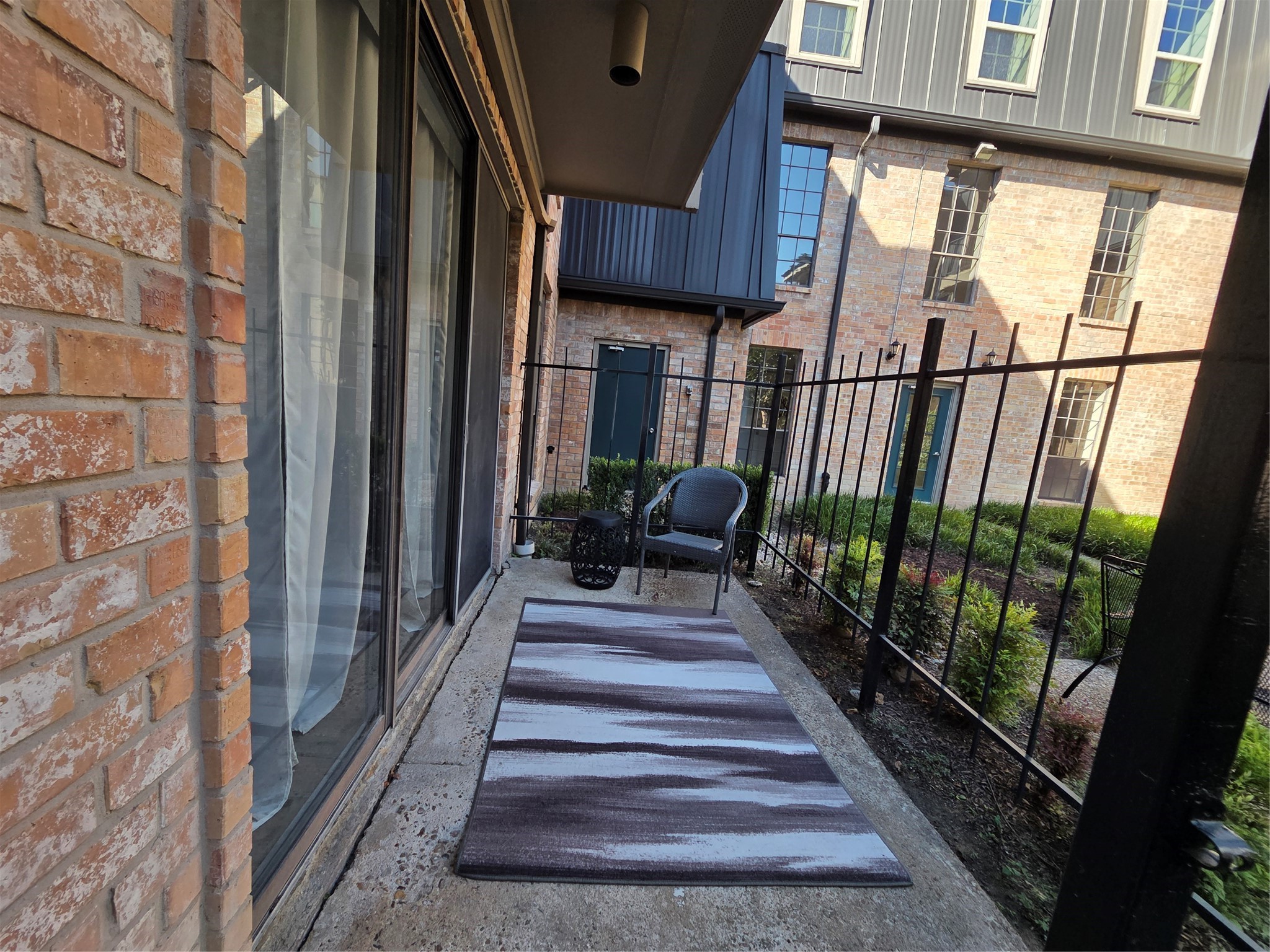 Nice paito to enjoy that moring coffee! Patio offers solor lighting and a stunning view of the courtyard!