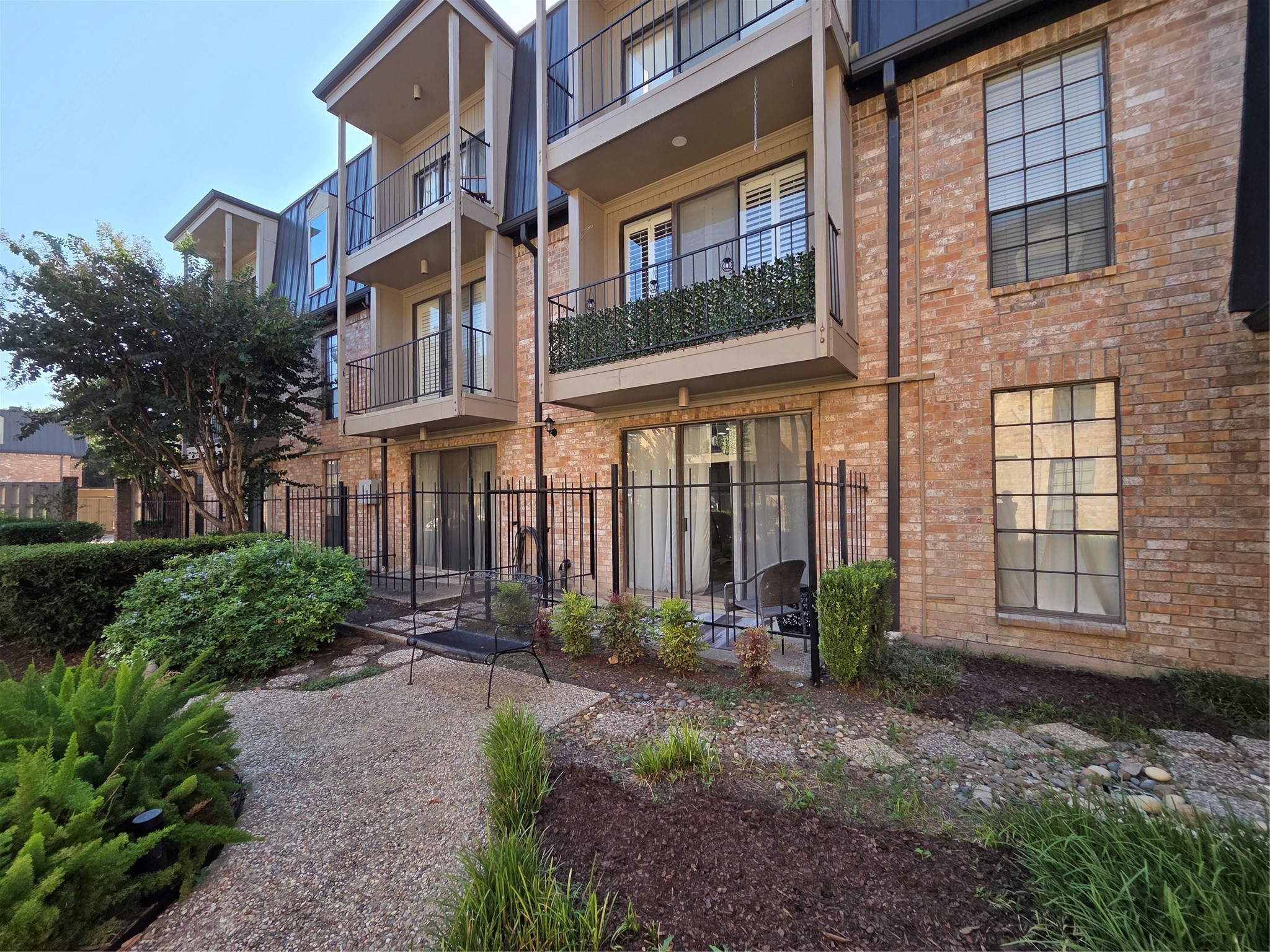 Very well kept courtyard!