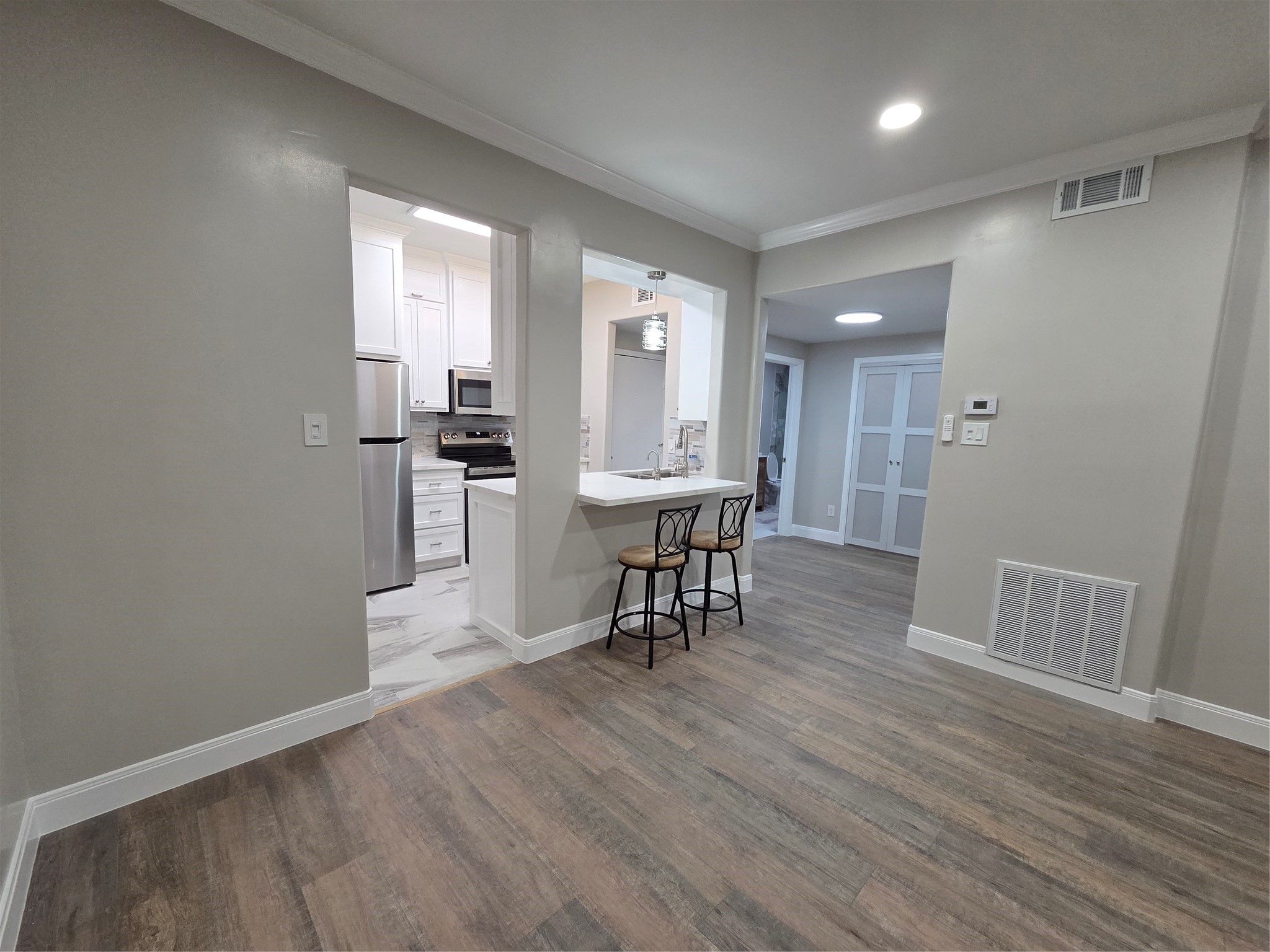 View fo kitchen and entry from dining