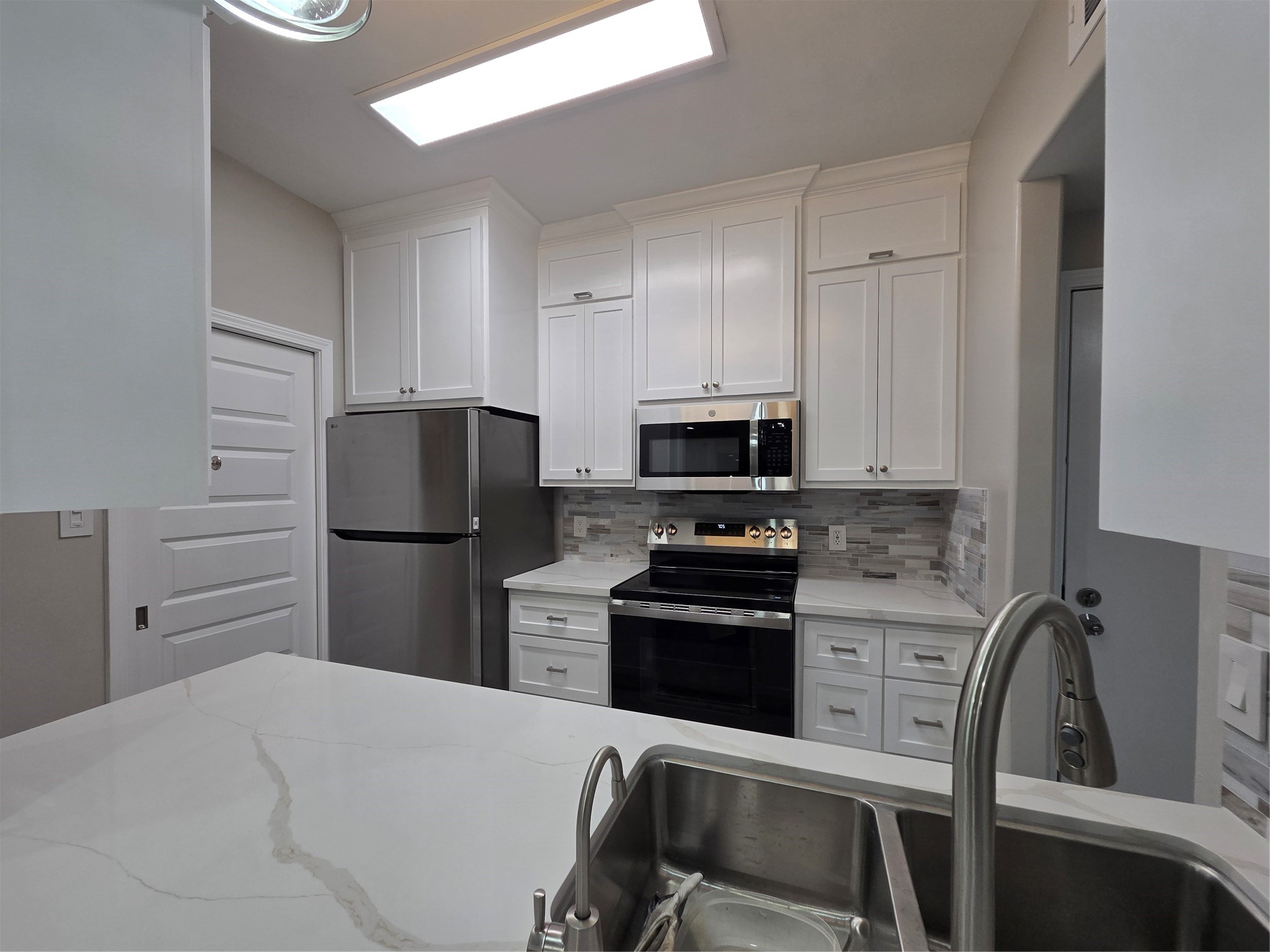 Kithcen offers custom cabinets (soft close doors/Drawers), new stainless steal applainces, granite counters and so much more.
