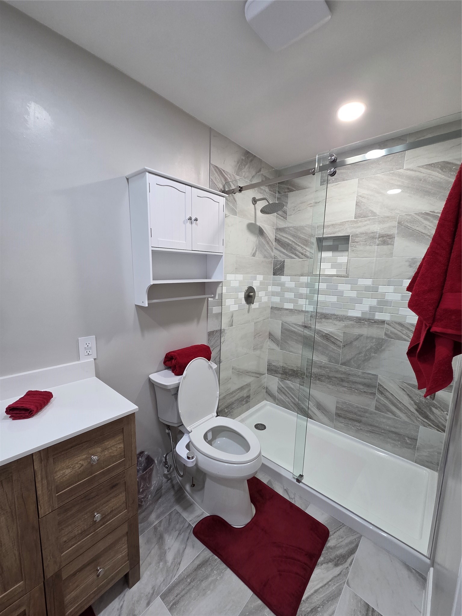 Closer view of the framless shower