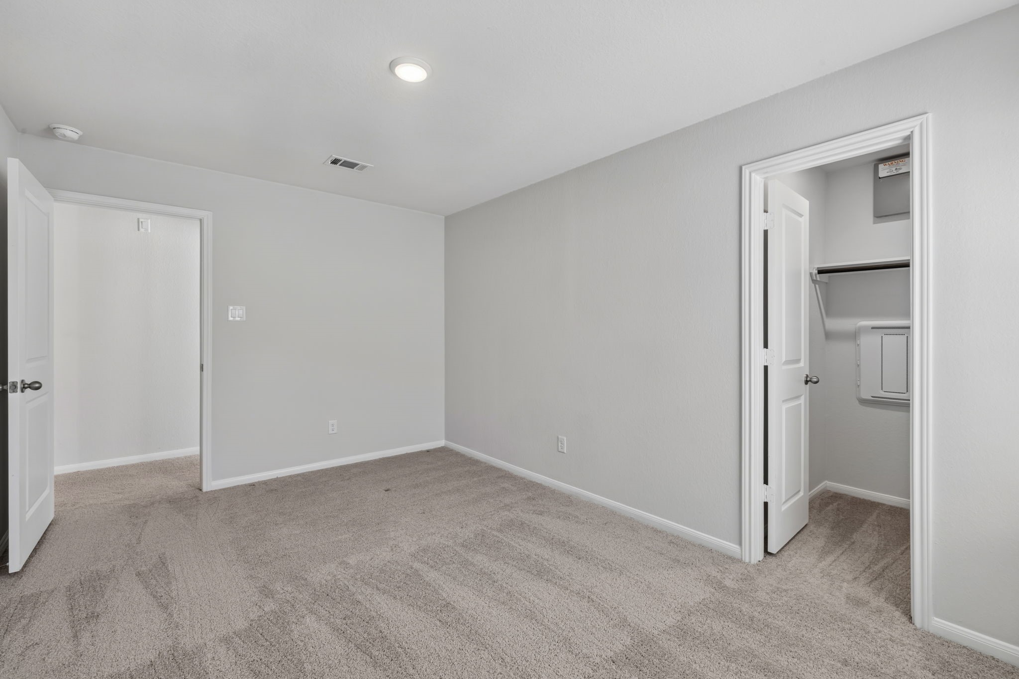 THIRD BEDROOM III - View of the walk in coset