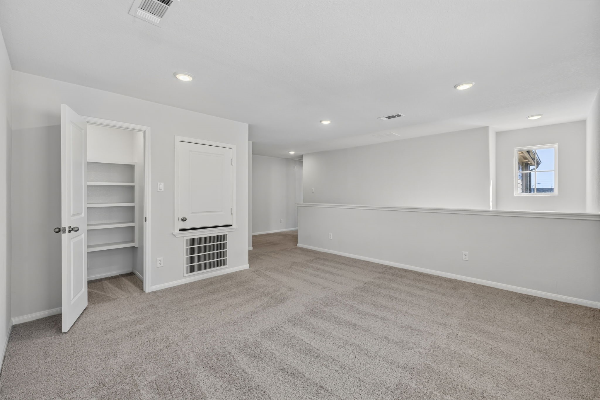 FLEX ROOM II - A closet for extra storage. Perfect for a game room, play room or office space
