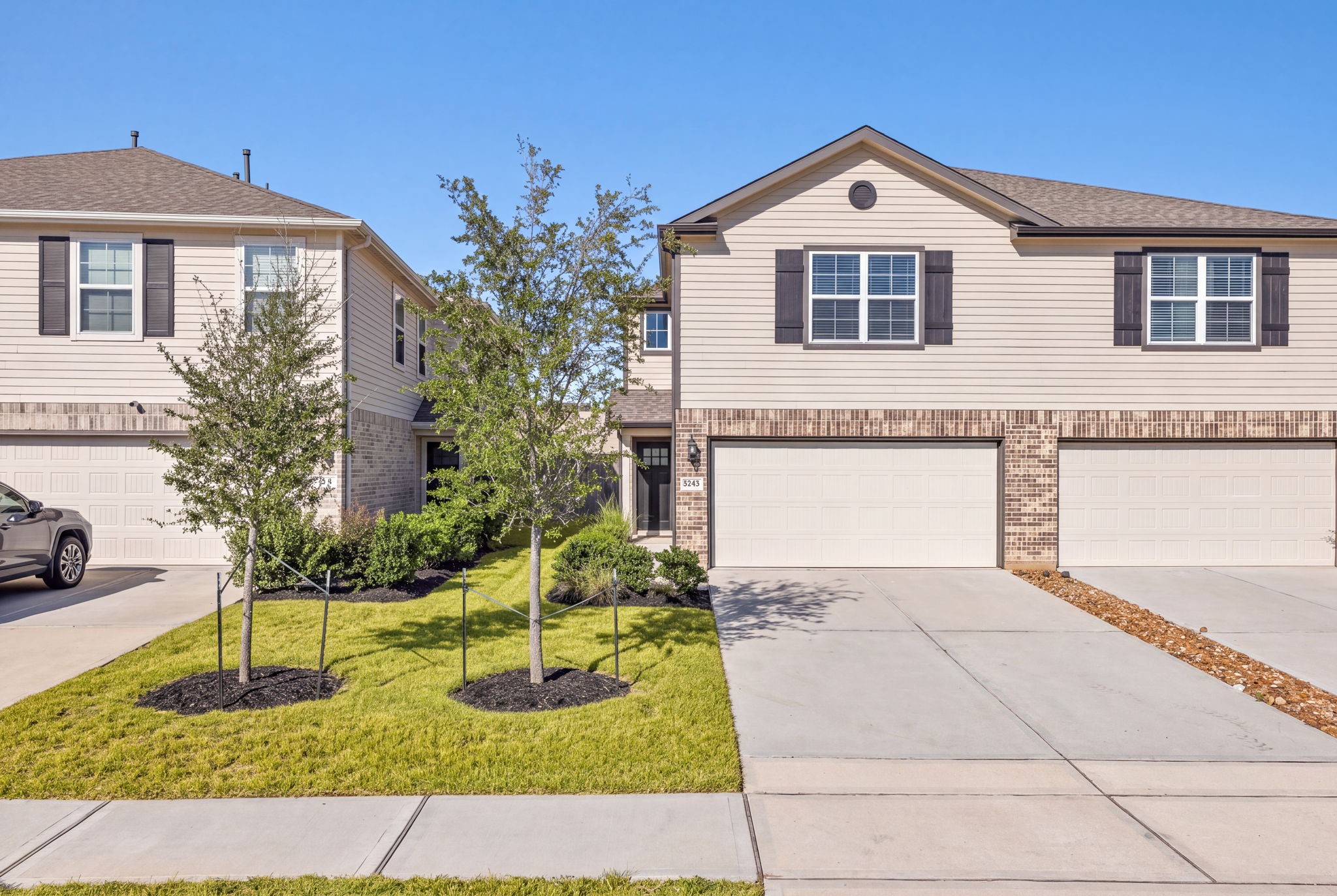Curb appeal on Shallowhurst Ln with a private double wide driveway and sidewalk
