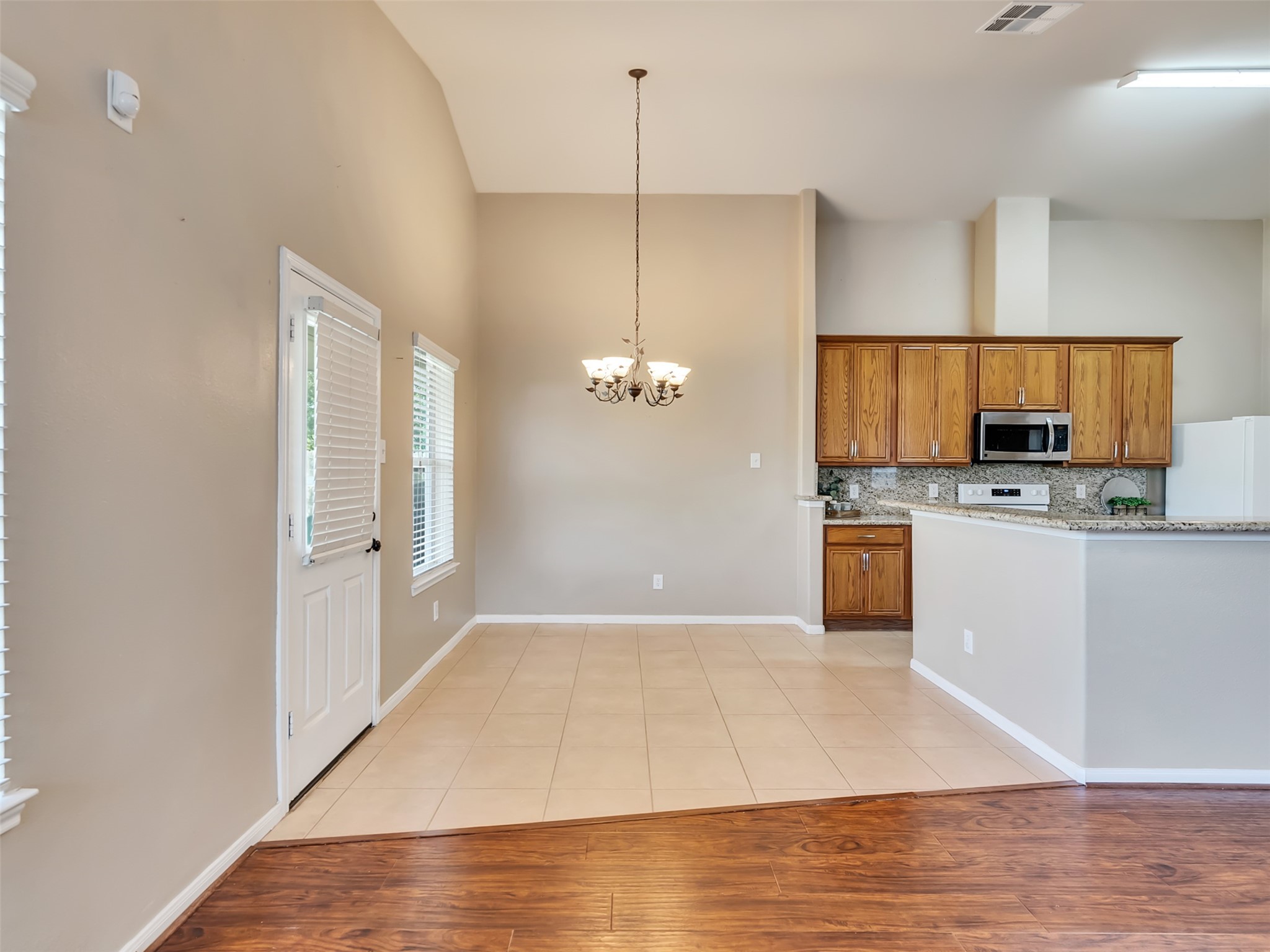 Start your mornings in this bright and inviting breakfast area! Start your mornings in this bright and inviting breakfast area!