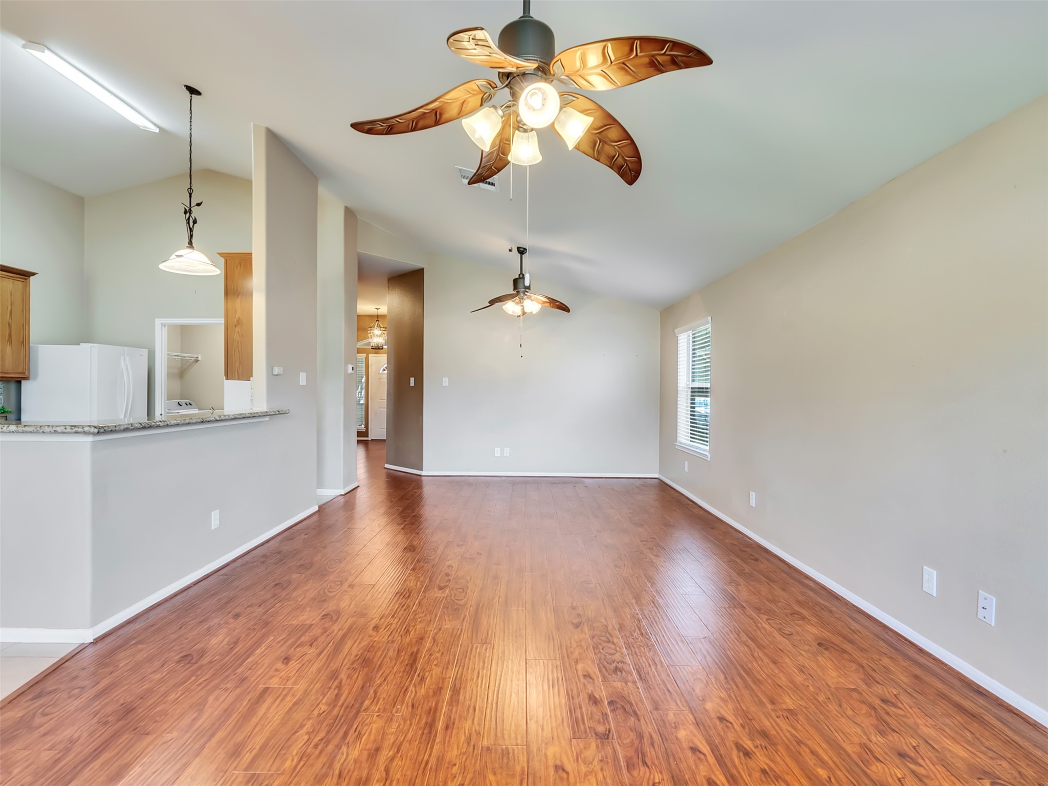 The space offers flexiable furniture arrangement.