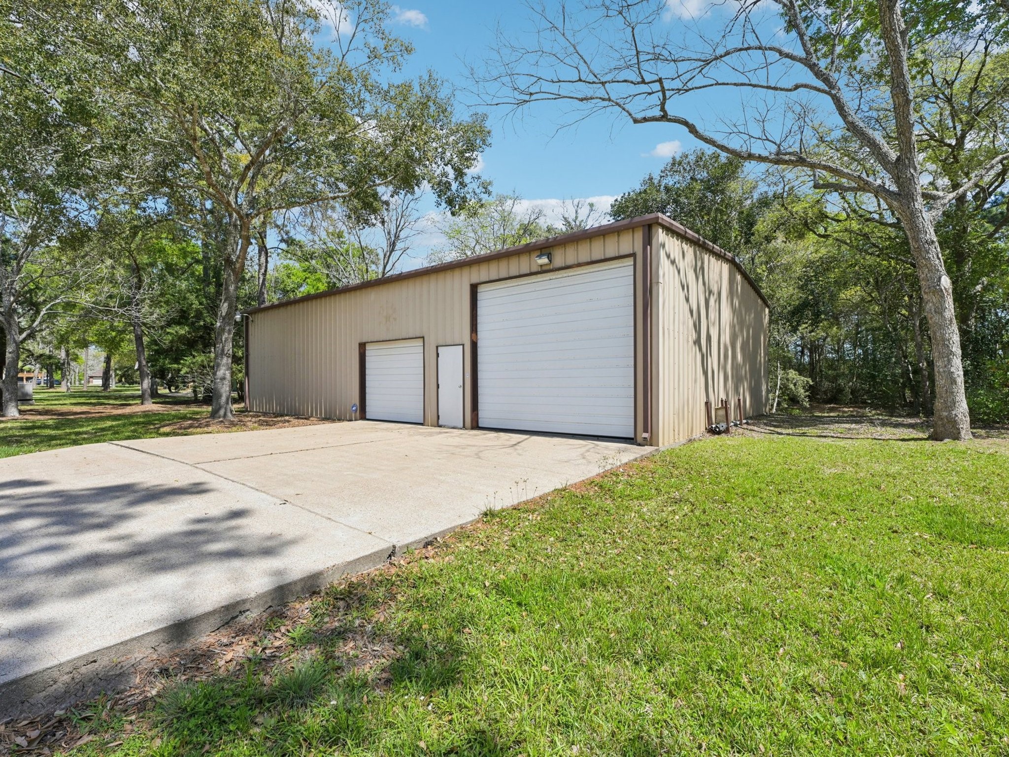 The Workshop has both boat and RV parking.