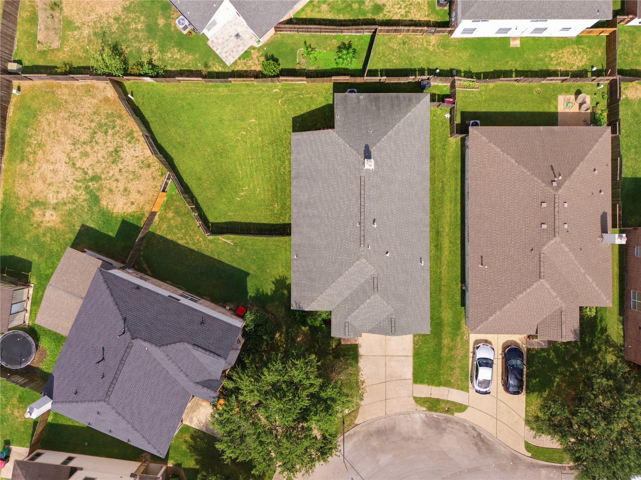 Bird's-eye view showcasing the generous backyard and desirable cul-de-sac location.