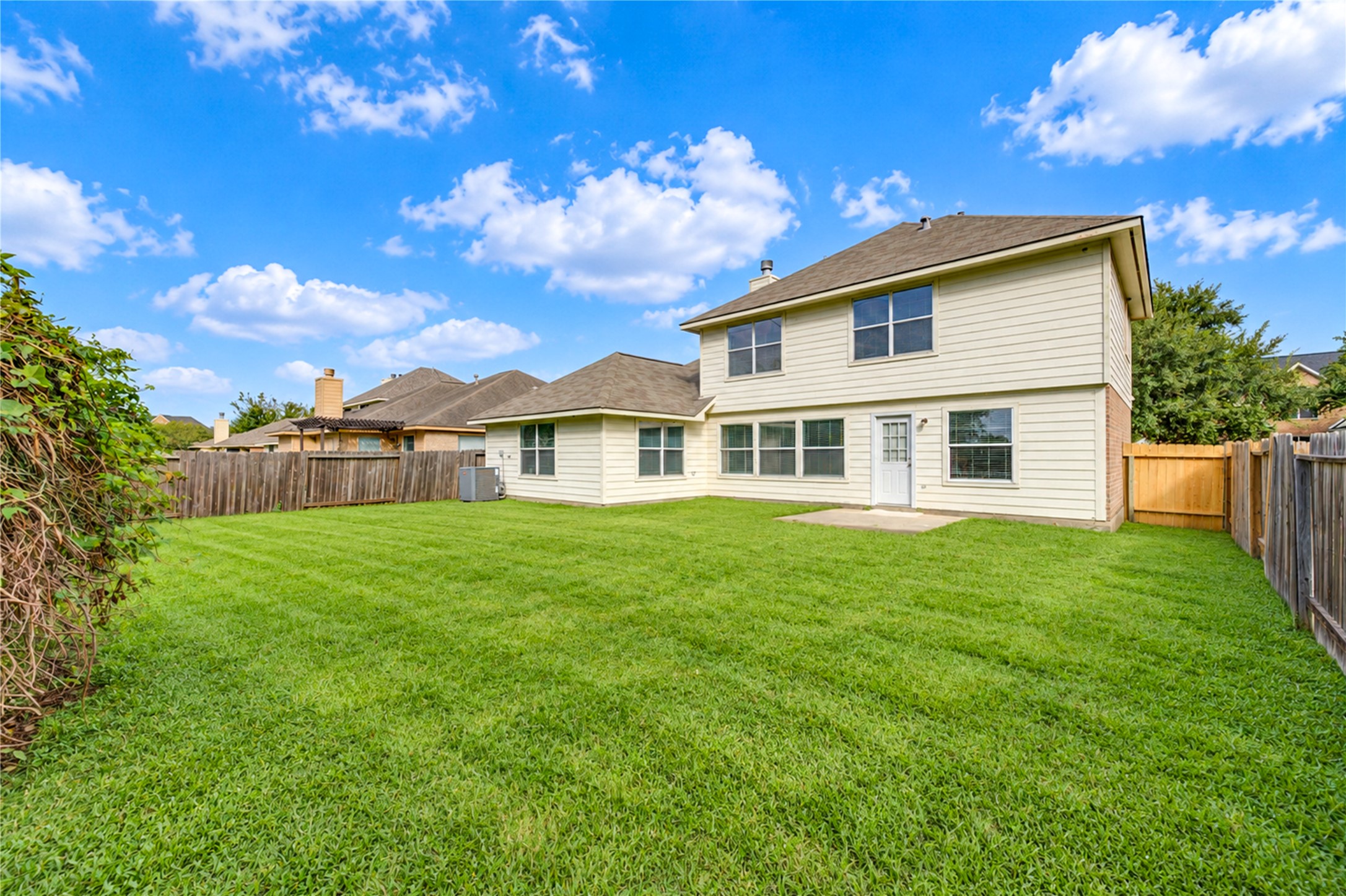 1307 S Teal Estates Circle, Fresno, TX 77545