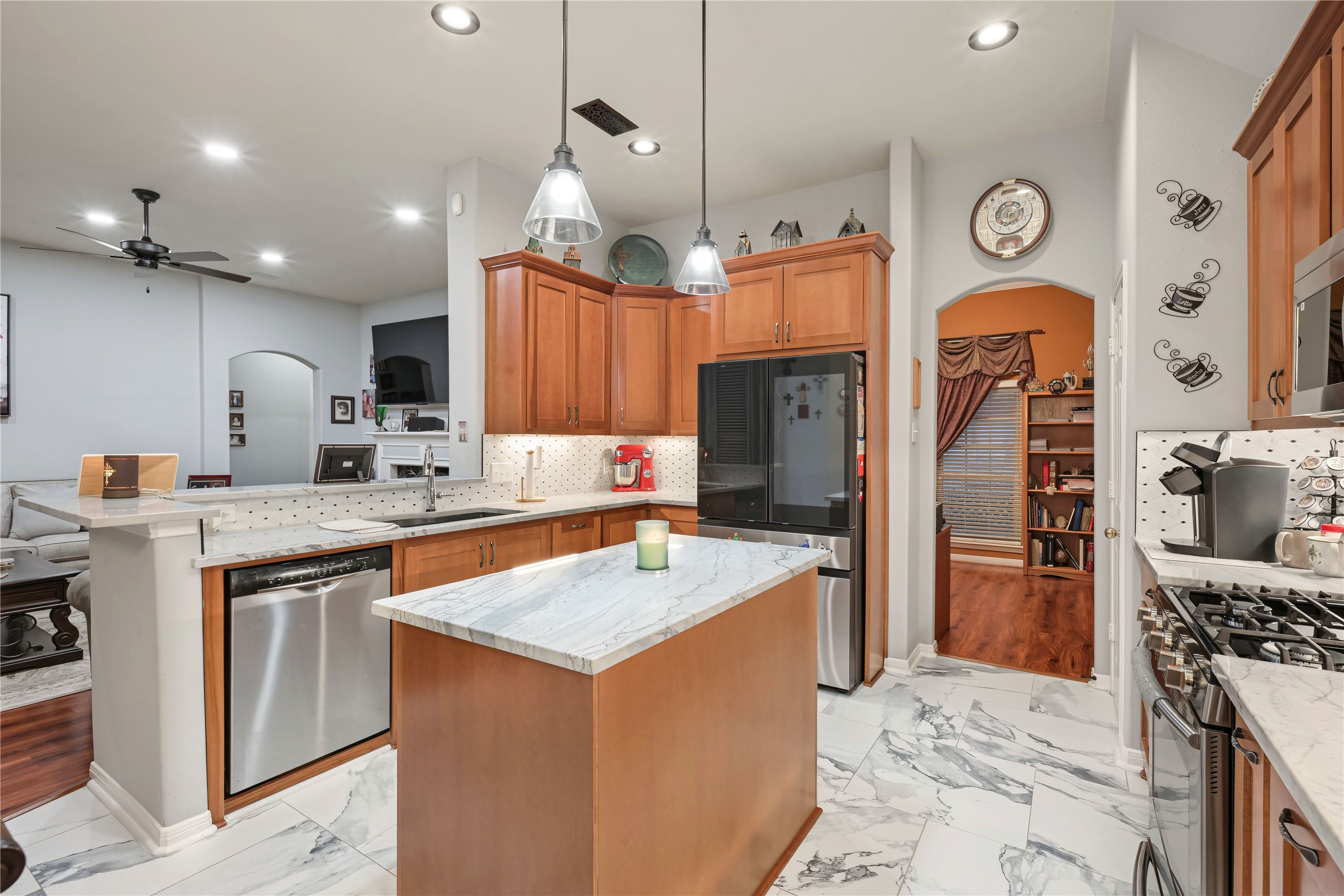 Wow! This kitchen is beautiful.