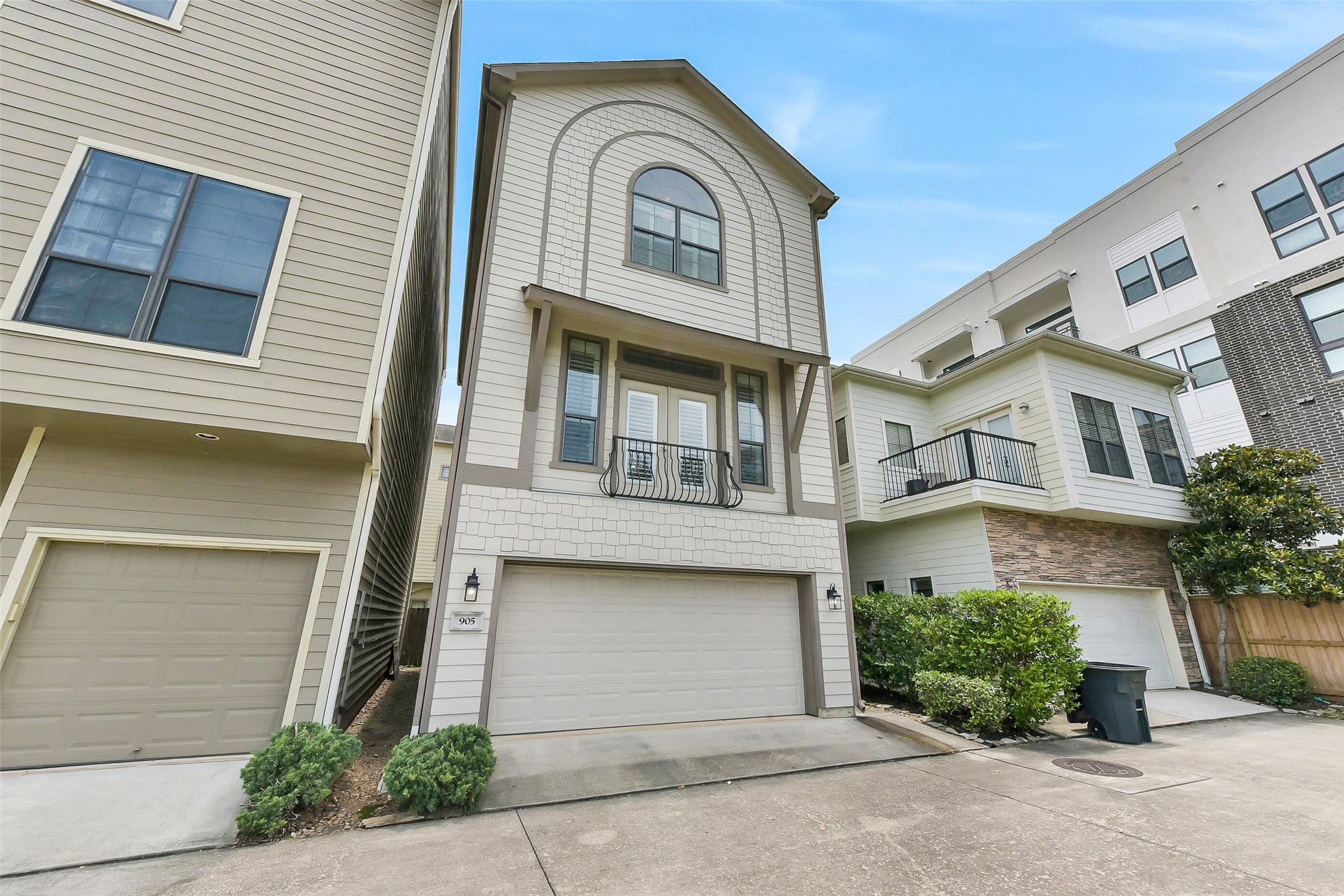 This neighborhood offers freestanding single-family homes located in the Villas on West 34th, a small gated community in the Garden Oaks/Oak Forest area just north of the Heights.