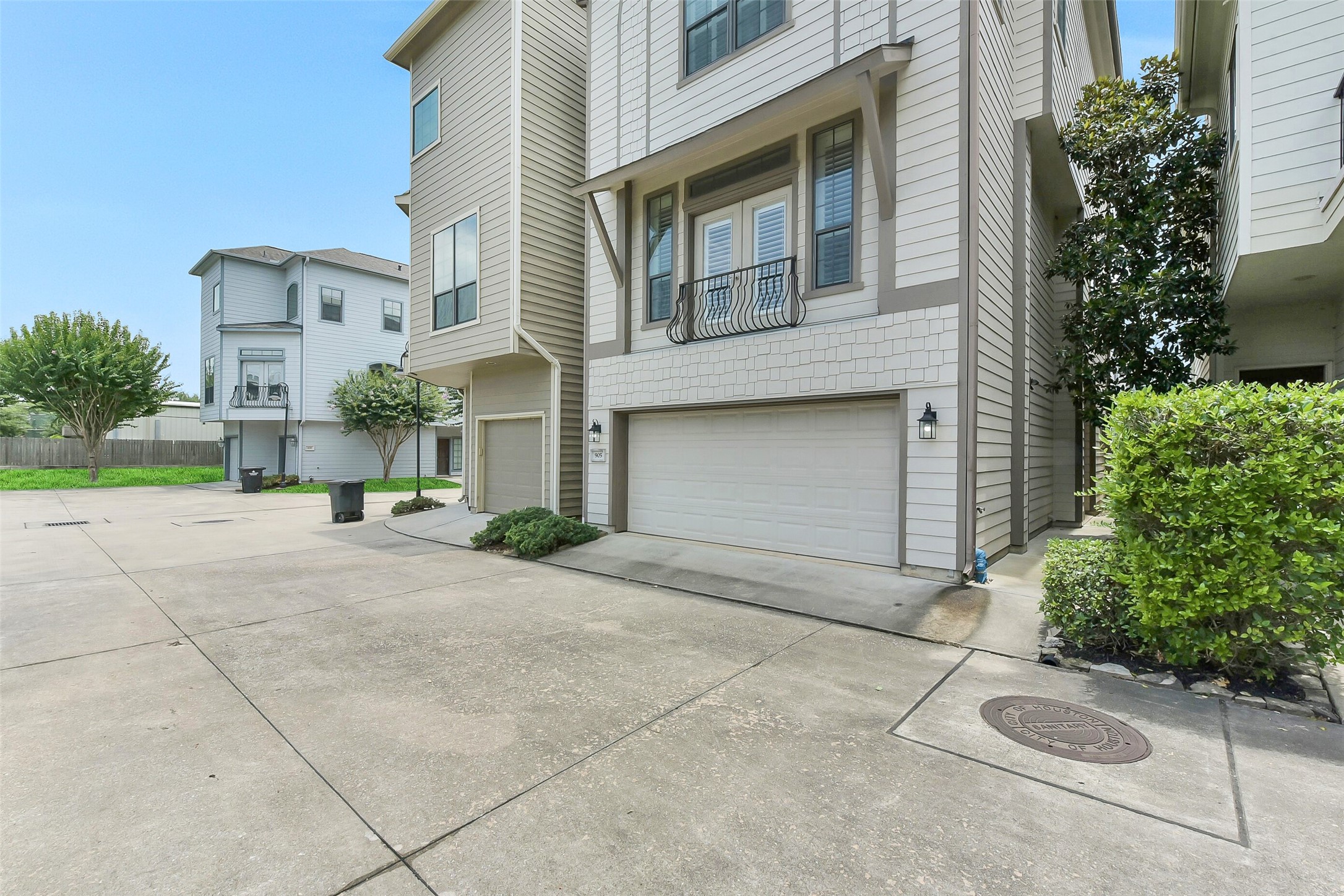 A selling point of 905 Garden Oaks Trace is that it's in a very walkable pocket of Garden Oaks. Within about a 520 minute walk (0.21.0 mile) you'll find quite a few restaurants and cafes.