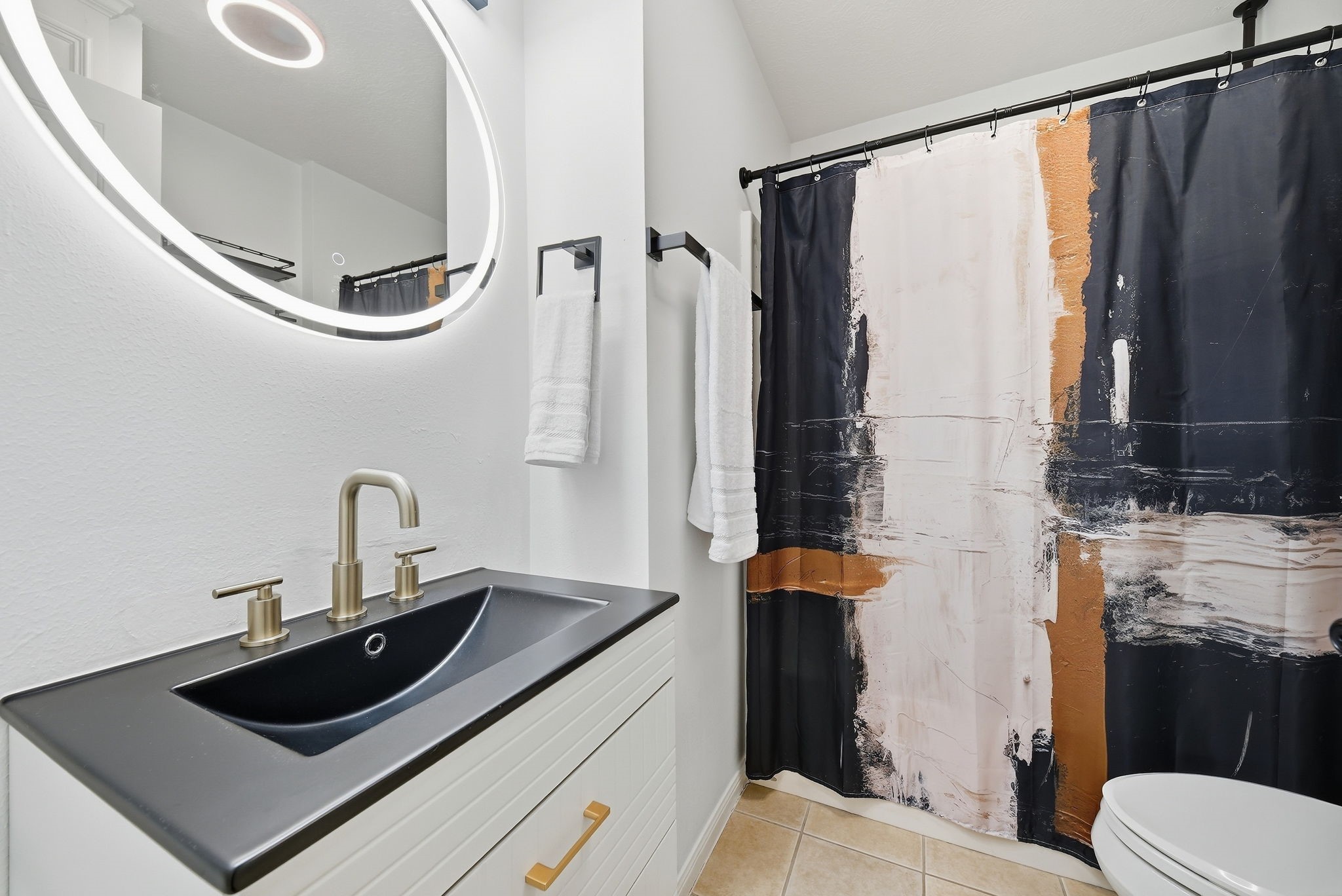 Ensuite bathroom featuring a shower/tub combination.