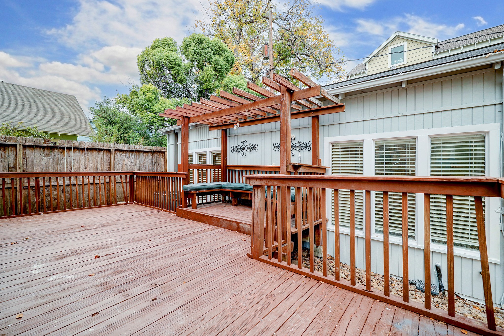 Back patio with pergola (has been recently repainted)