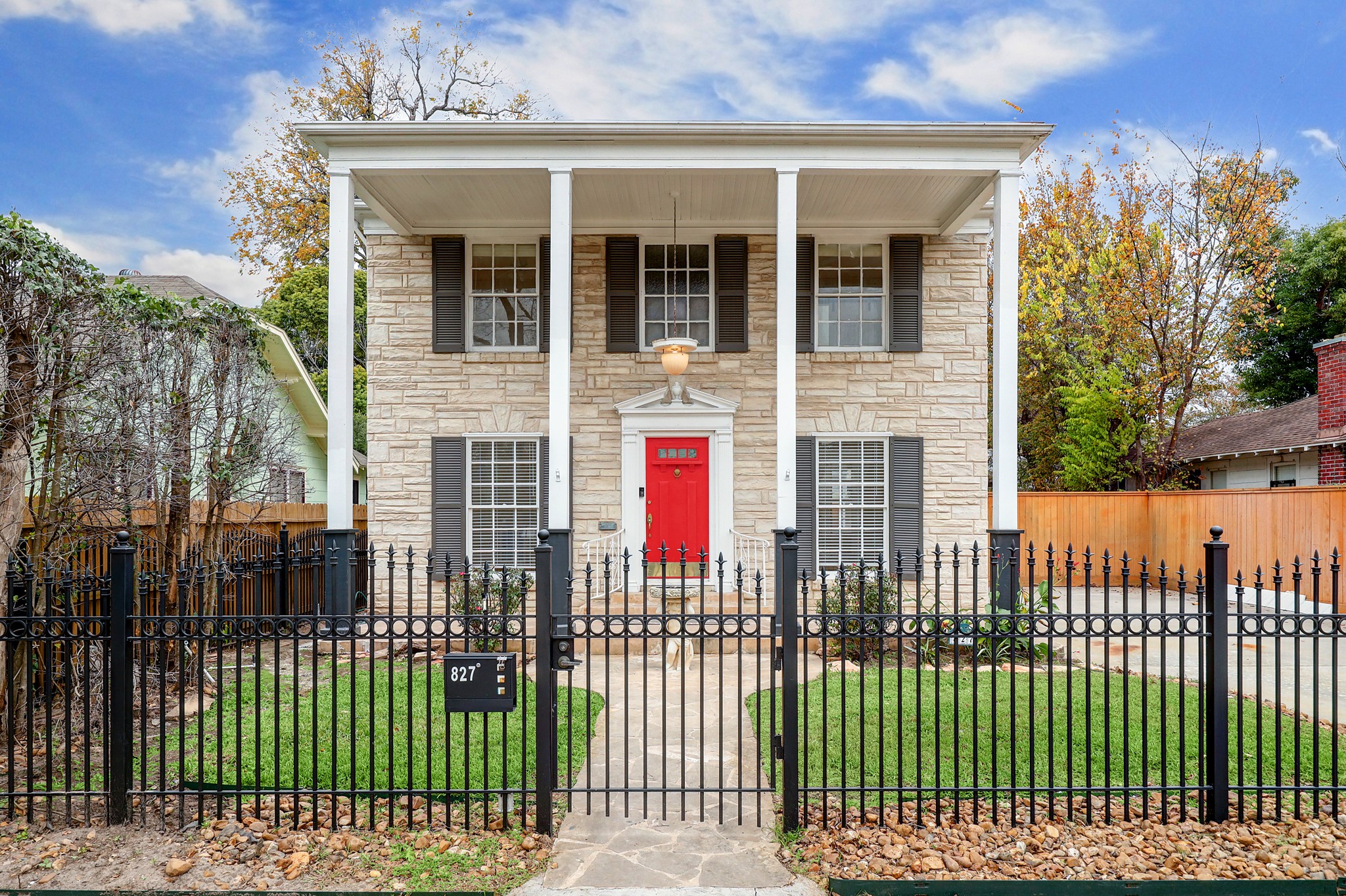 Located in historic Houston Heights with close proximity to area restaurants, bars, retail and parks