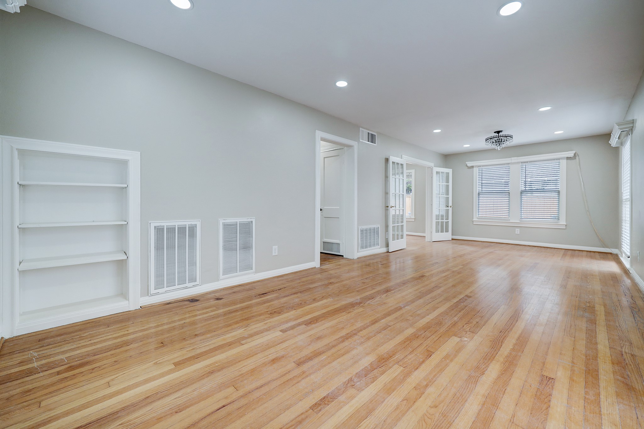 Spacious living room w hardwood floors