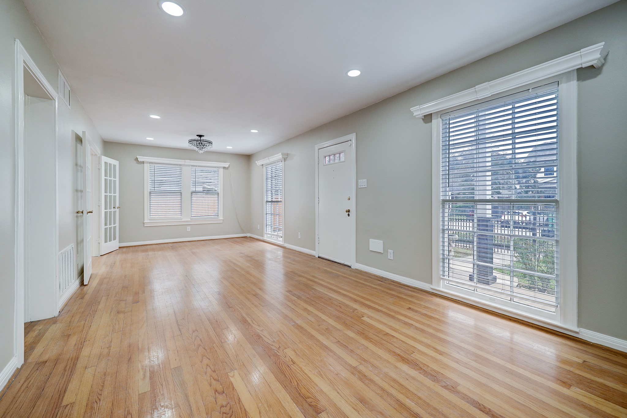 Open concept living / dining area