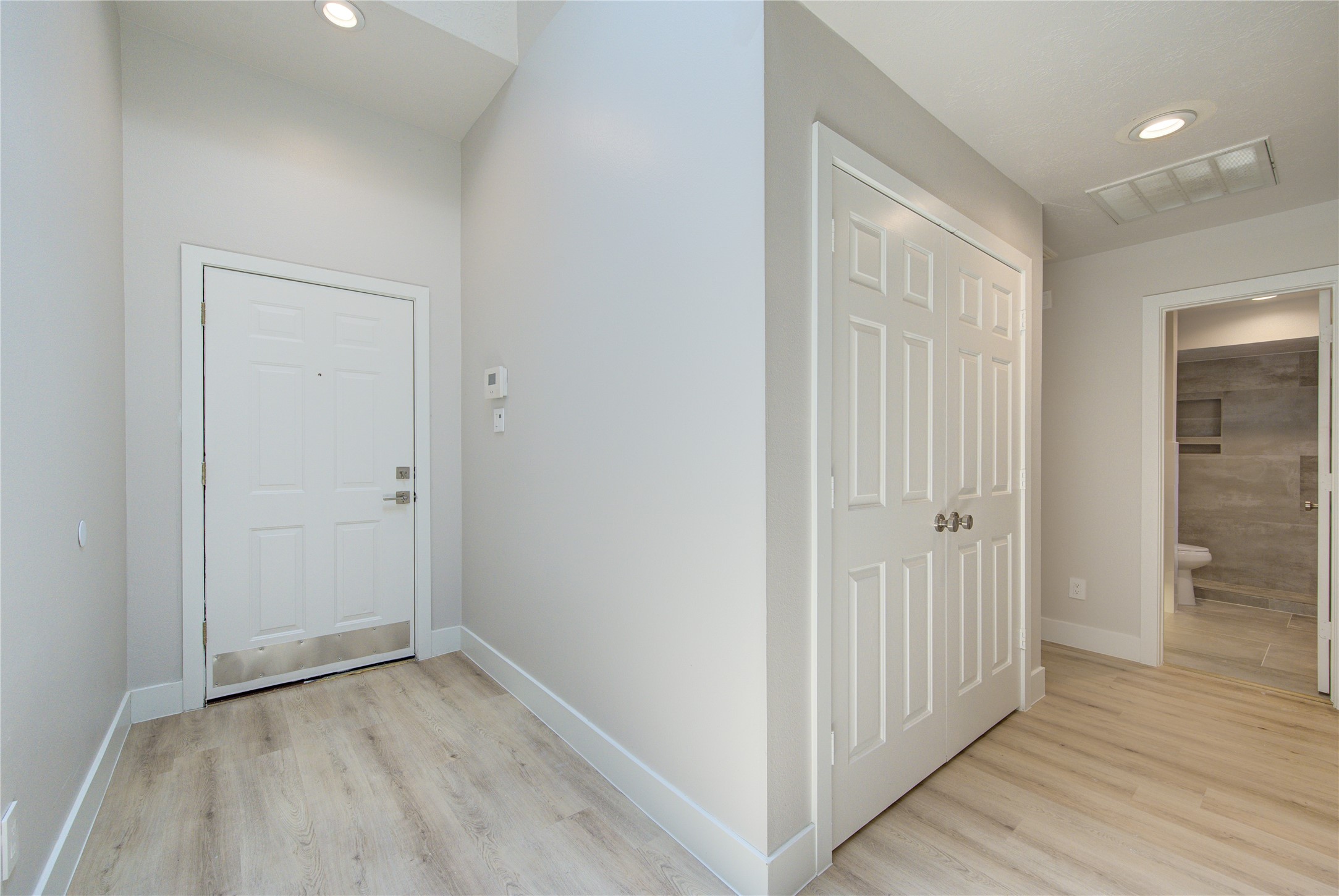 Directly to the left upon walking into the house, the utility closet houses brand new Samsung Washer/Dryer(gas) Directly to the left upon walking into the house, the utility closet houses brand new Samsung Washer/Dryer(gas)