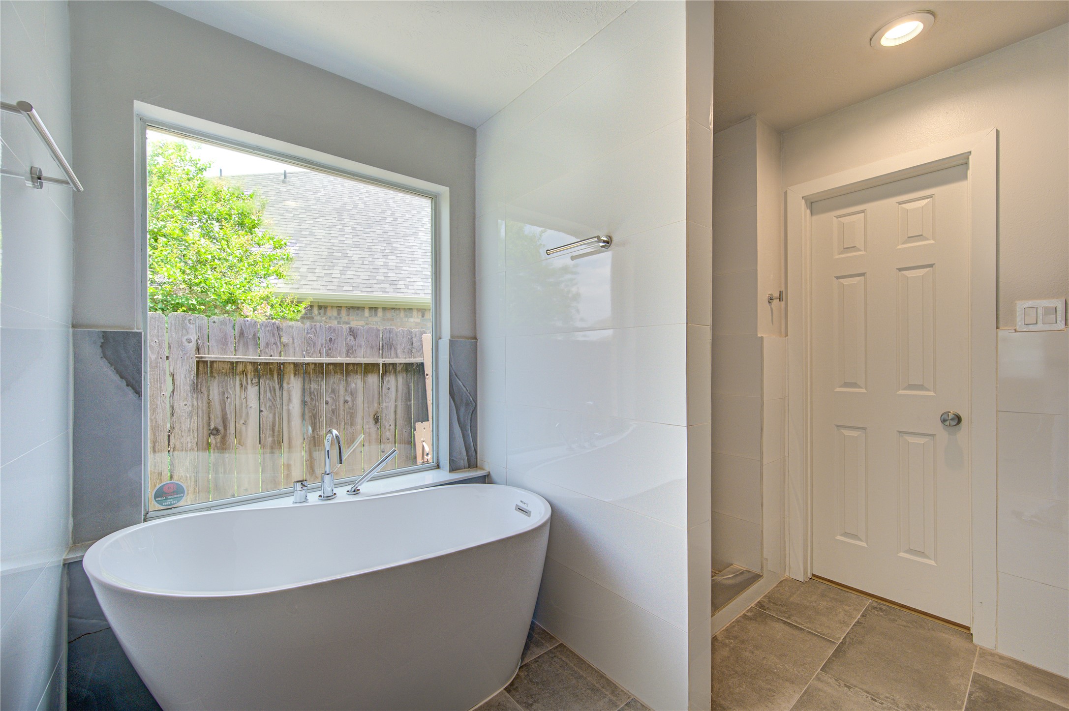 Freestanding soaking tub, with handheld rinsing sprayer