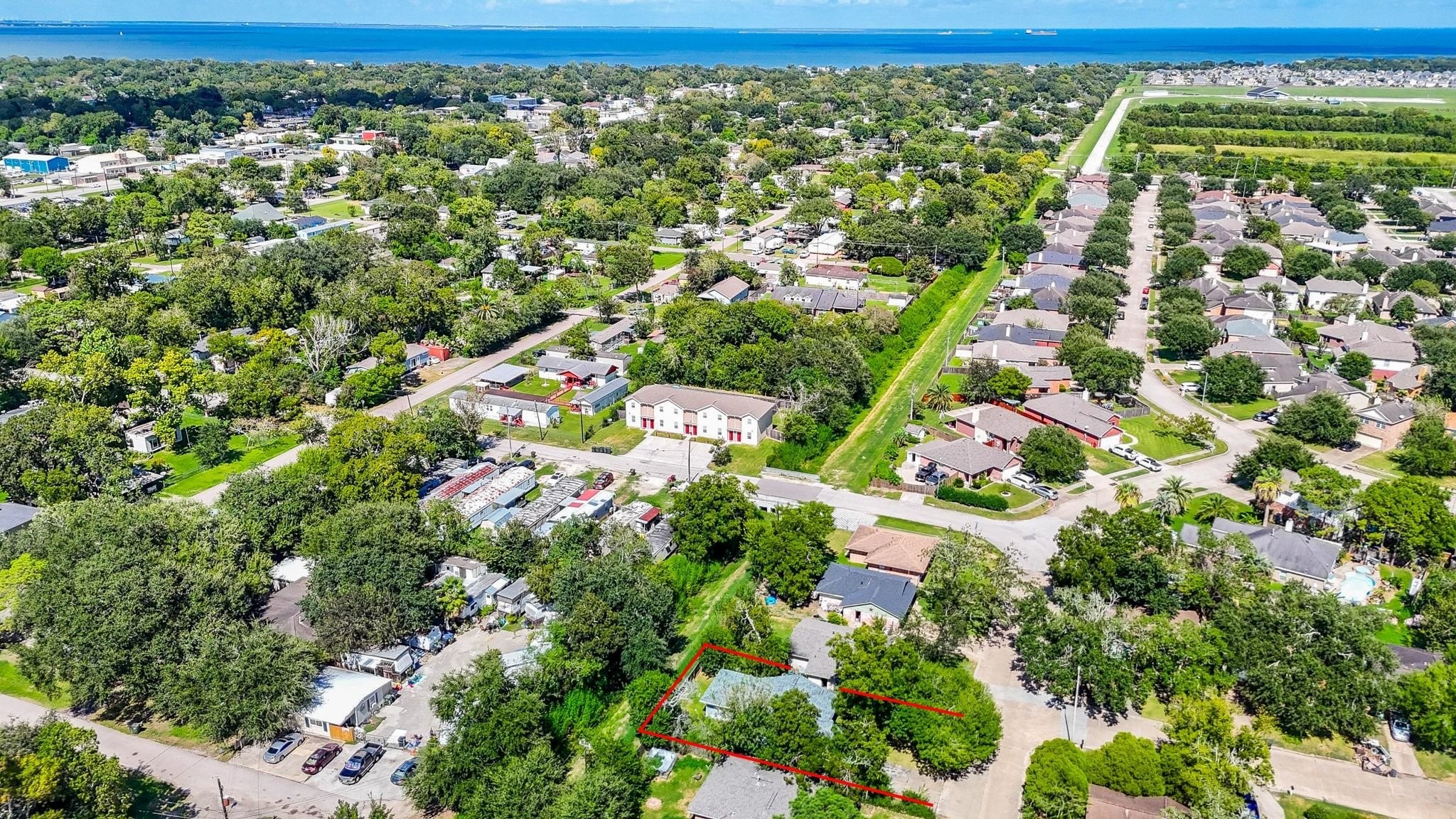 Showing a generously sized lot and close proximity to Galveston Bay!
