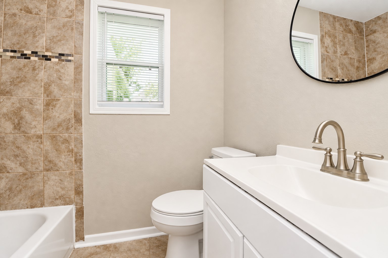 A full bath with these nice touches brings out the best in this space.